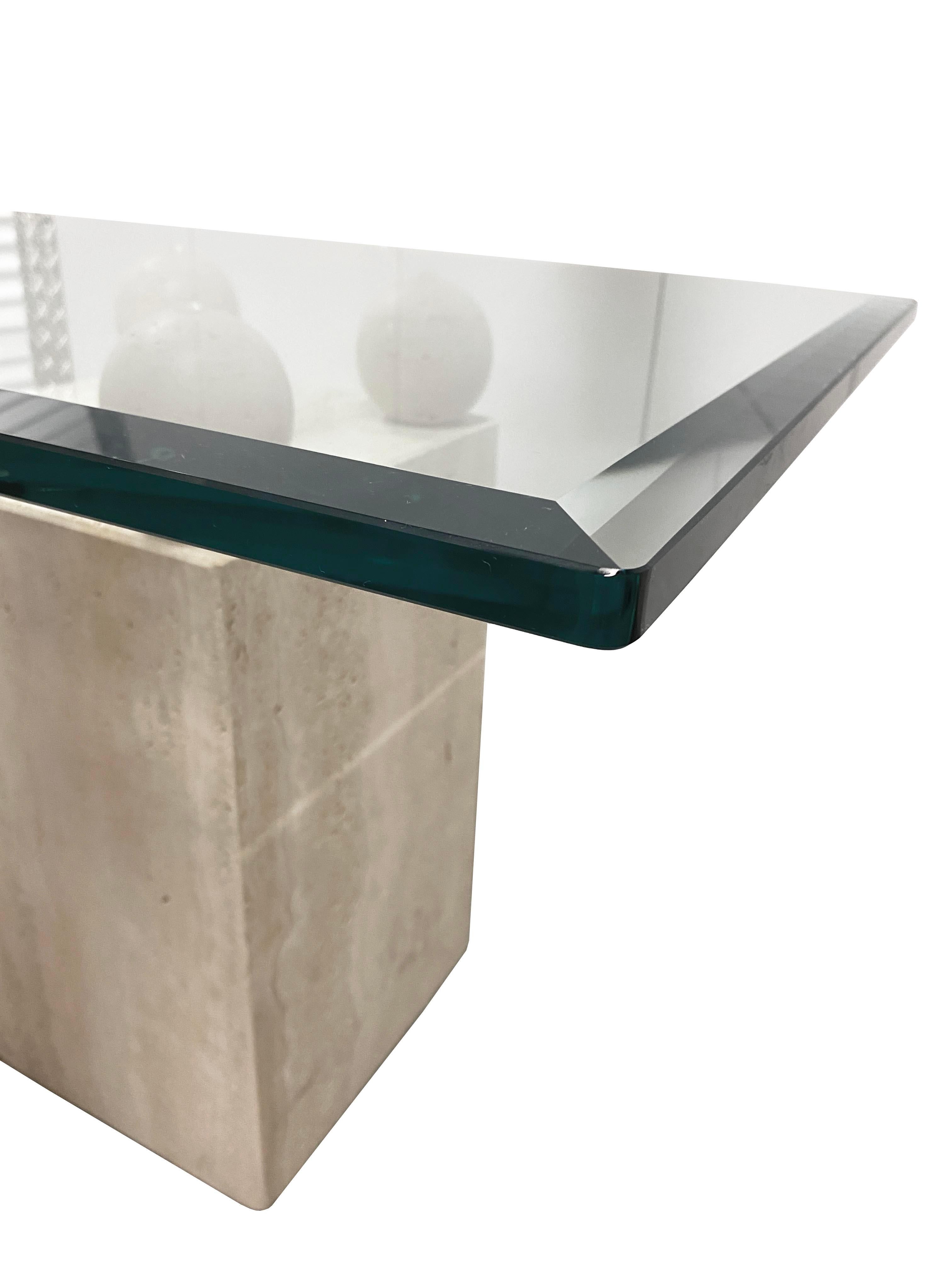 20ième siècle Table moderne en travertin avec plateau en verre en vente