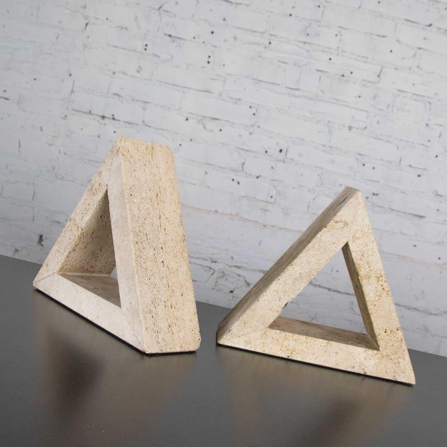 Fabulous modern delta shaped pair of solid unfilled travertine book ends attributed to Fratelli Mannelli for Raymor. In wonderful vintage condition with a few nicks on the corners from use. Please see photos, circa late 20th century.

Splendid in
