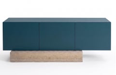 Aparador «Mogg Block» de mármol travertino moderno y lacado mate, RAL 5020