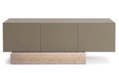 Aparador «Mogg Block» de mármol travertino moderno y lacado mate, RAL 7006