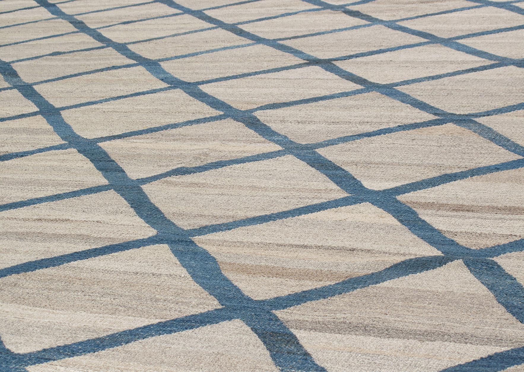 Dieser moderne Teppich mit einem schönen natürlichen Hintergrund und einem blauen Muster besteht aus 100% handgesponnener und handgekämmter Wolle und natürlichen Farbstoffen.
Individuelle Farbe und Größe erhältlich. Die Größe des Teppichs beträgt