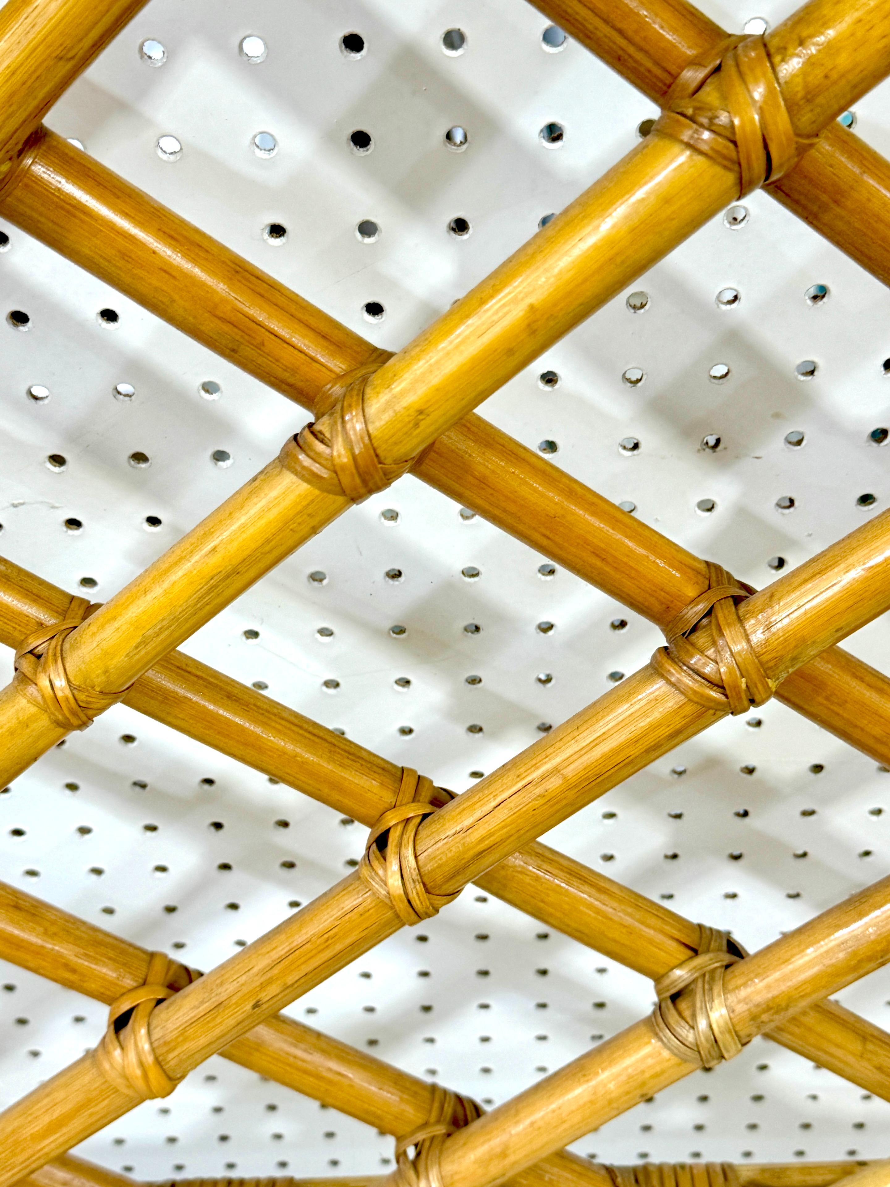 Testiera moderna in bambù e rattan con motivo a traliccio, CIRCA 1960 in vendita 2