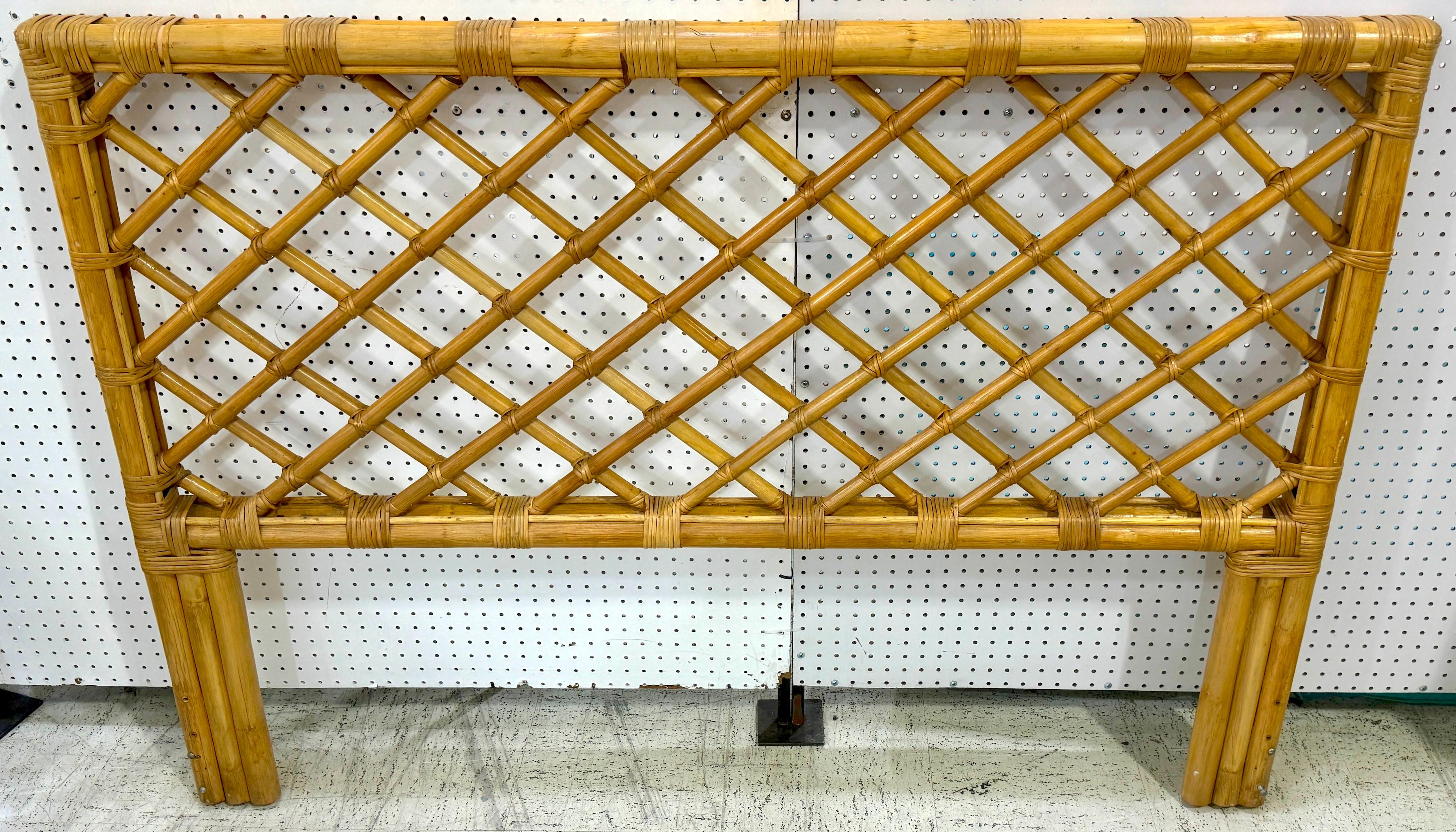 Testiera moderna in bambù e rattan con motivo a traliccio, CIRCA 1960

Una testiera moderna e organica in bambù e rattan con motivo a traliccio, risalente agli anni '60 circa. Questo sorprendente pezzo di metà secolo presenta un audace motivo a