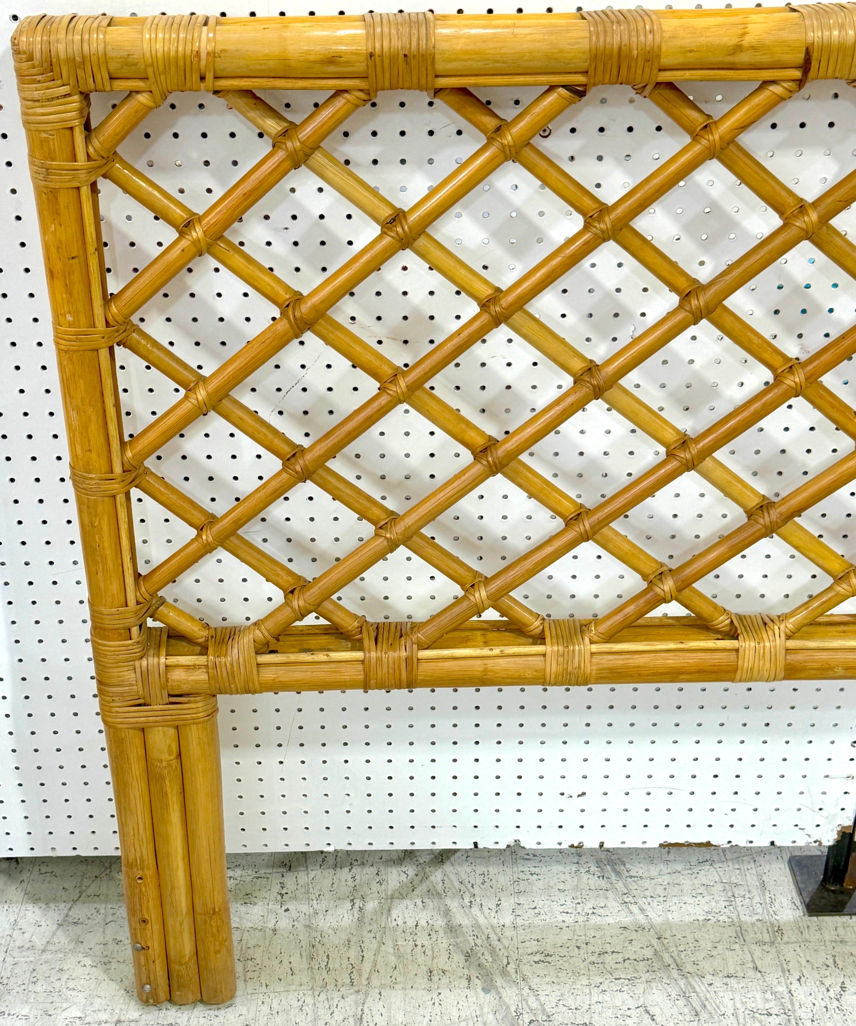 Mid-Century moderno Testiera moderna in bambù e rattan con motivo a traliccio, CIRCA 1960 in vendita