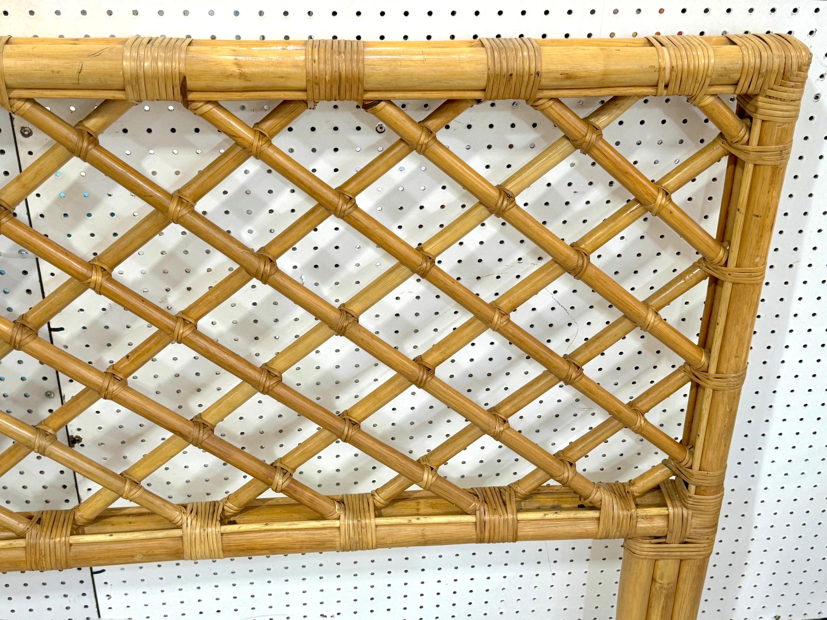 Tessuto Testiera moderna in bambù e rattan con motivo a traliccio, CIRCA 1960 in vendita