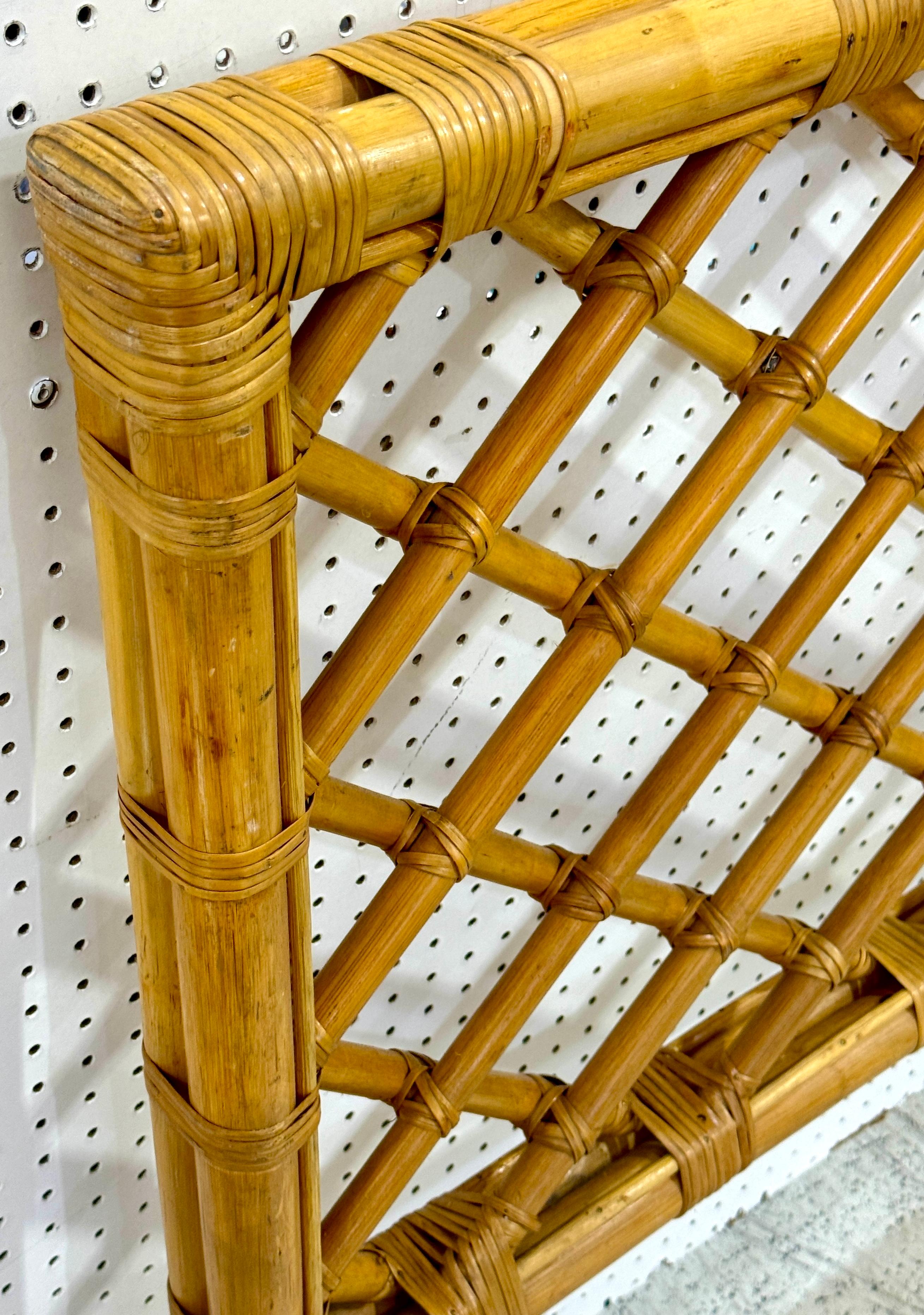 Testiera moderna in bambù e rattan con motivo a traliccio, CIRCA 1960 In condizioni buone in vendita a West Palm Beach, FL