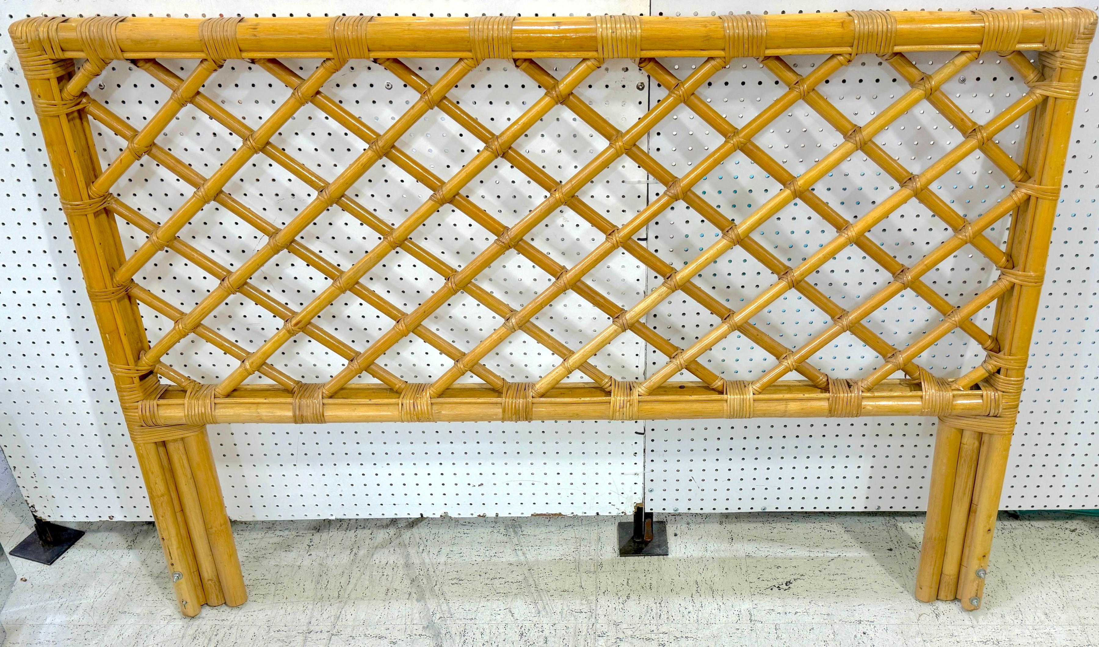 XX secolo Testiera moderna in bambù e rattan con motivo a traliccio, CIRCA 1960 in vendita