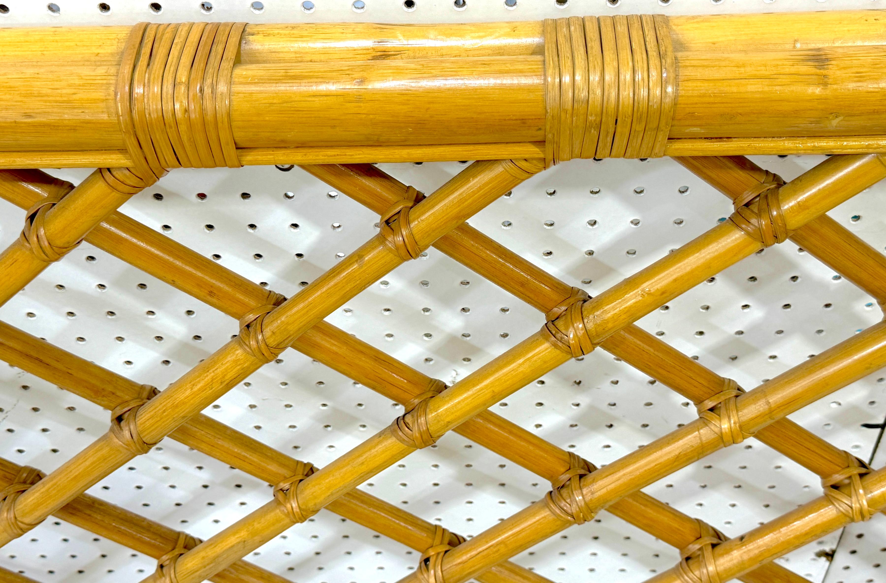 Testiera moderna in bambù e rattan con motivo a traliccio, CIRCA 1960 in vendita 1