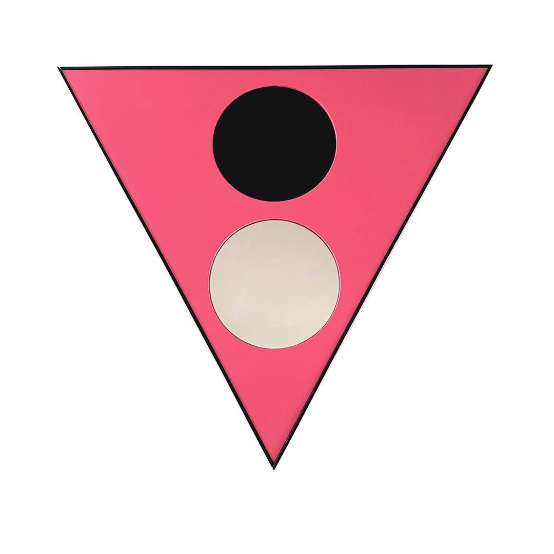 Moderner dreieckiger Spiegel 'Amore e Psiche'
Dreieckige Eisen-Spiegel, gefärbt Blase rosa.
Erste einer Reihe von Produkten aus der neuen 