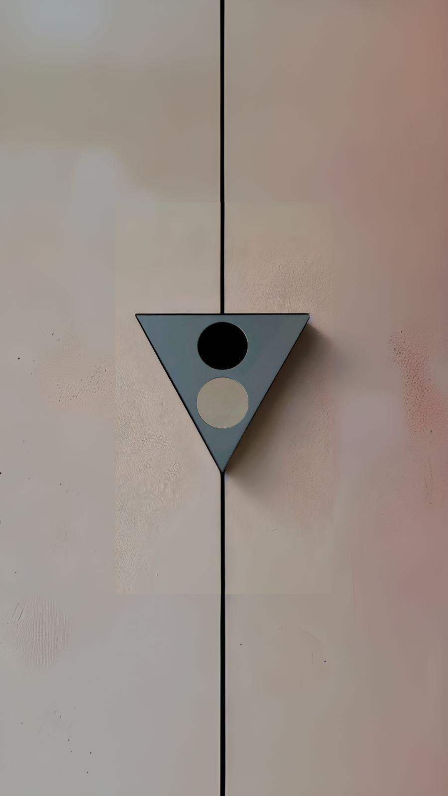 Moderner dreieckiger Spiegel „Amore e Psiche“, e Psiche, eisenfarben lackiert  grau-blau im Angebot 1
