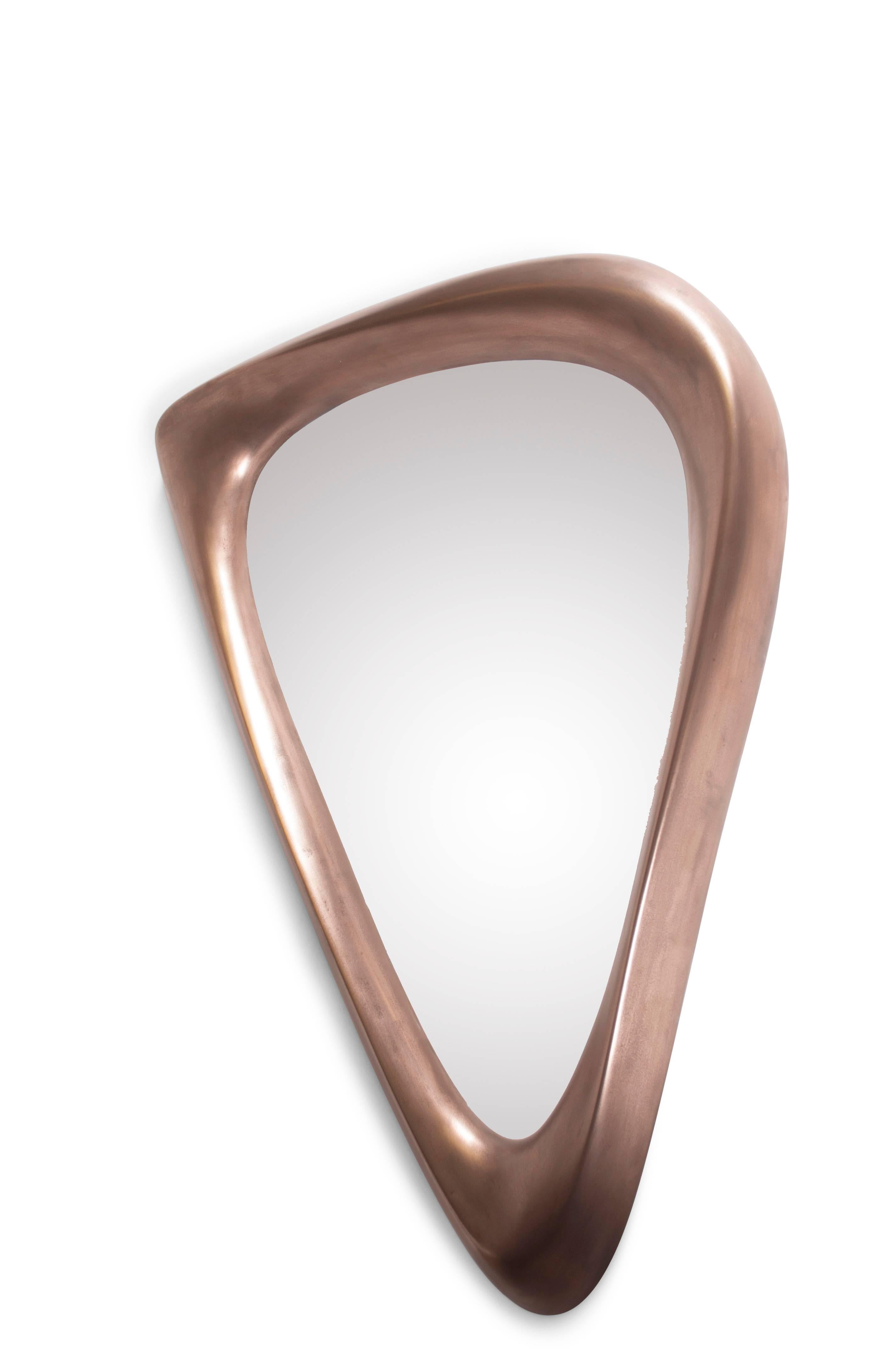 Triangular shaped mirror with bronze finish, designed and manufactured by Amorph.
Mirror thickness 1/4