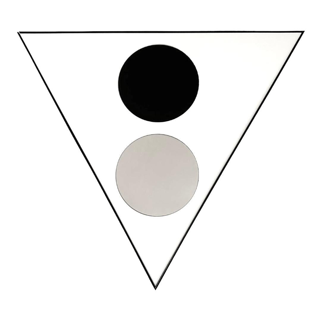 Modern triangular mirror 'Amore e Psiche'
Triangular iron mirror, colored white
First of a series of products from the new “archetipi” collection.
