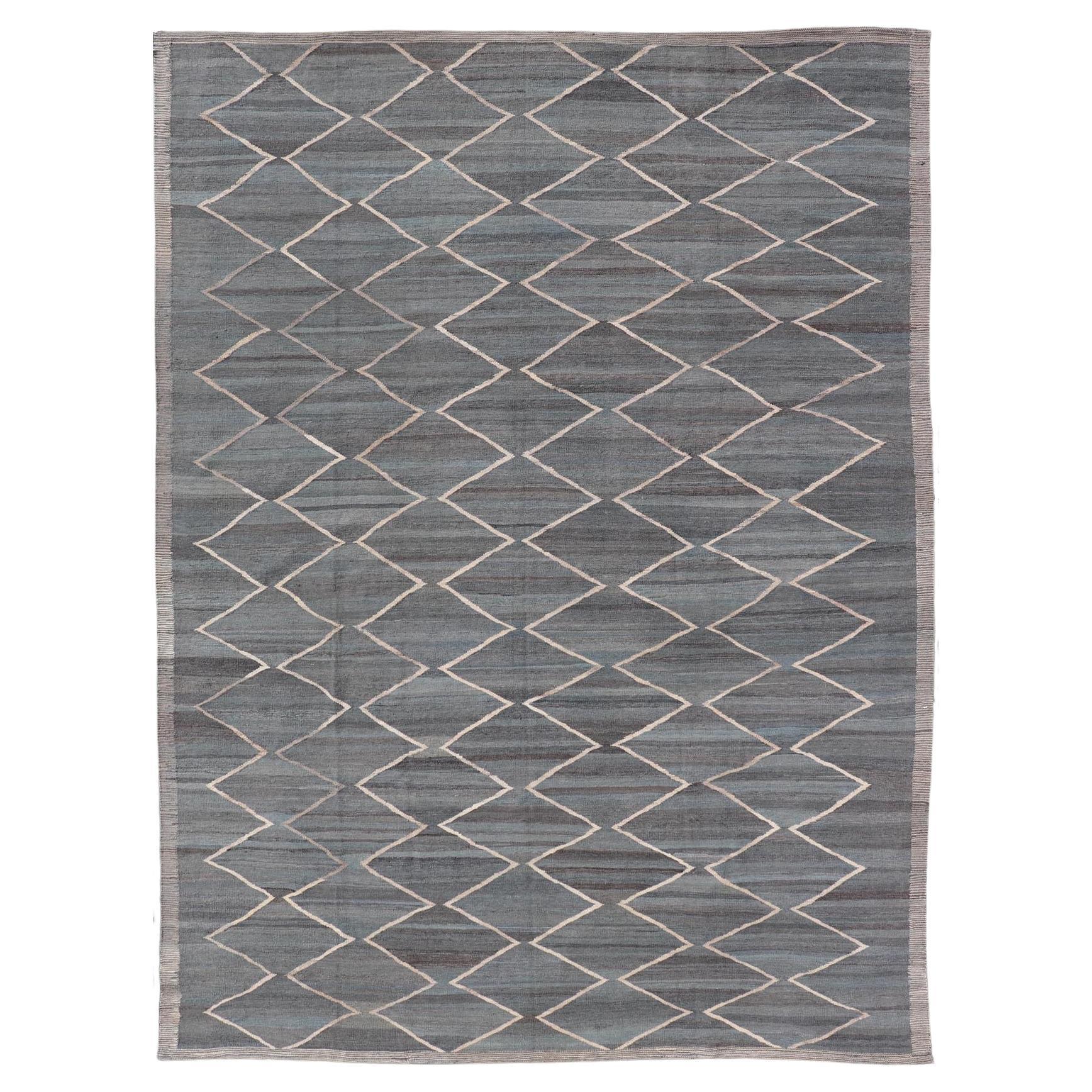 Modernes Flaches Stammeskunst Afghanisches Kelim-Gewebe in Holzkohle-Blau und Elfenbein 8'6 x 11'4