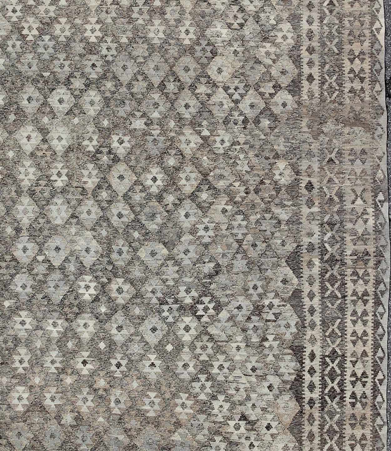 Versatile and natural color-tone flat-weave Kilim for a Modern or Classic design
Flat-weave Kilim rug with natural tones, rug ABT-8120832, country of origin / type: Afghanistan / Kilim

This silver-grey colored piece features a design that evokes