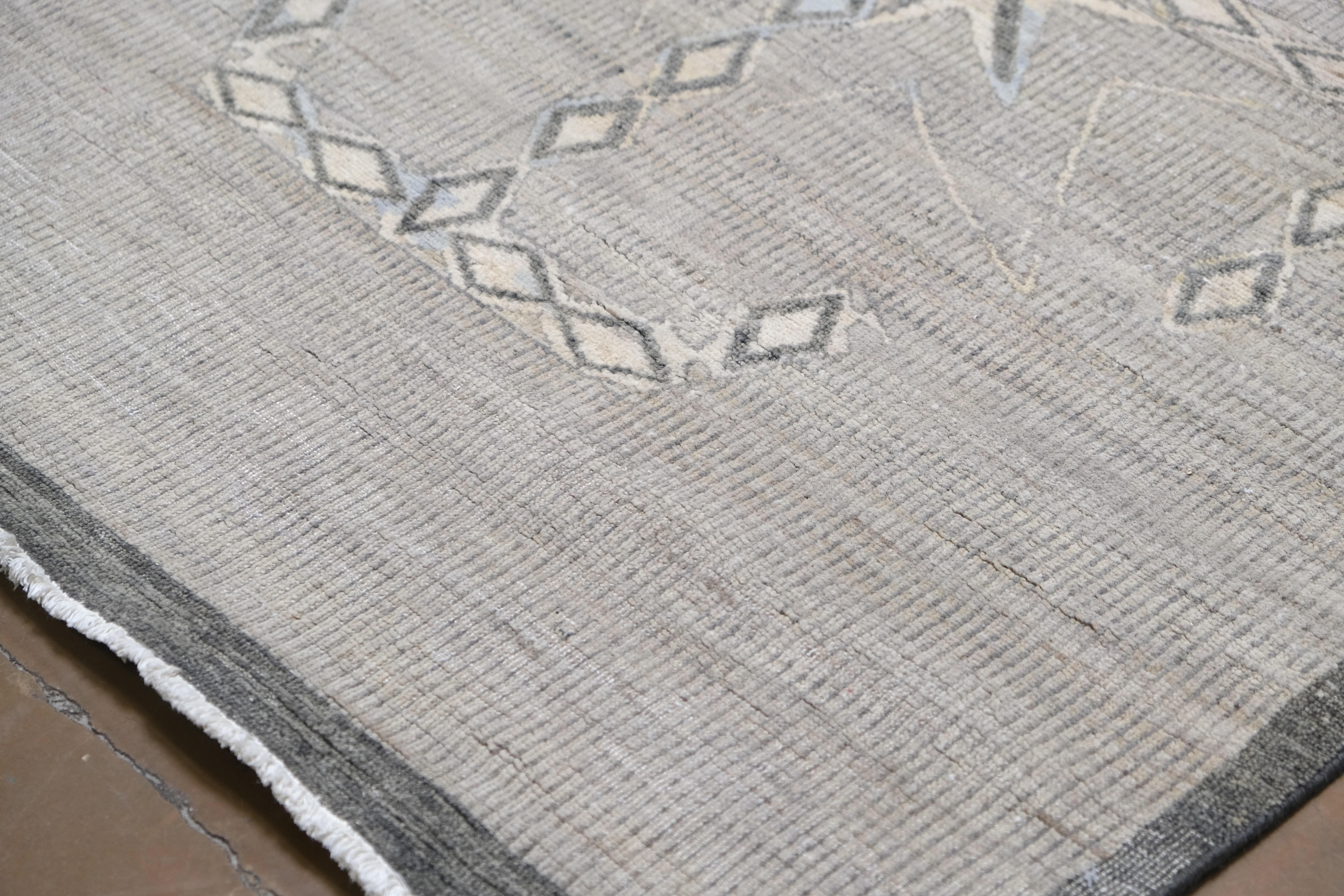 Modern tribal inspiriert  Geometrischer handgeknüpfter Wollteppich 9'x12' (Moderne) im Angebot