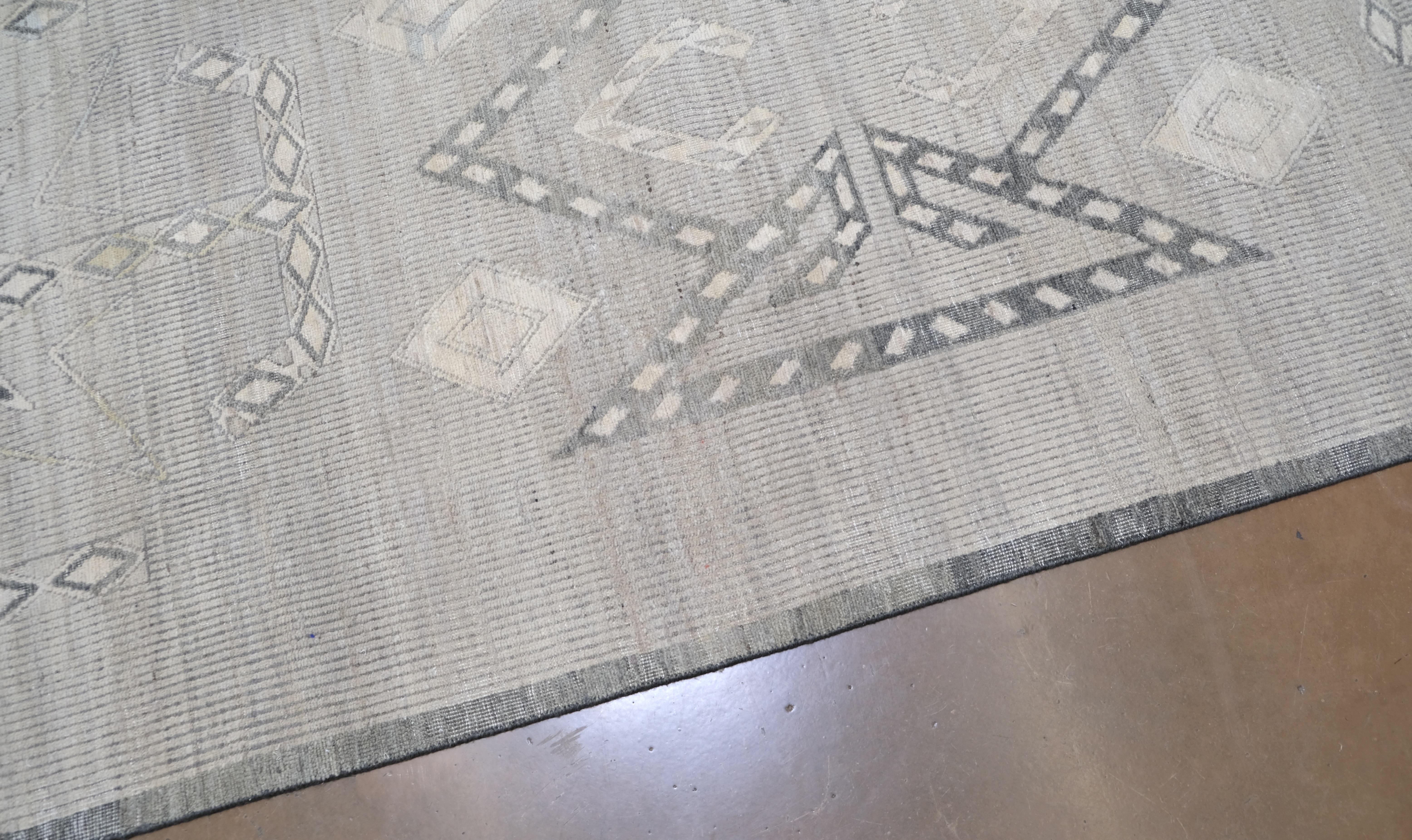 Modern tribal inspiriert  Geometrischer handgeknüpfter Wollteppich 9'x12' (Handgeknüpft) im Angebot