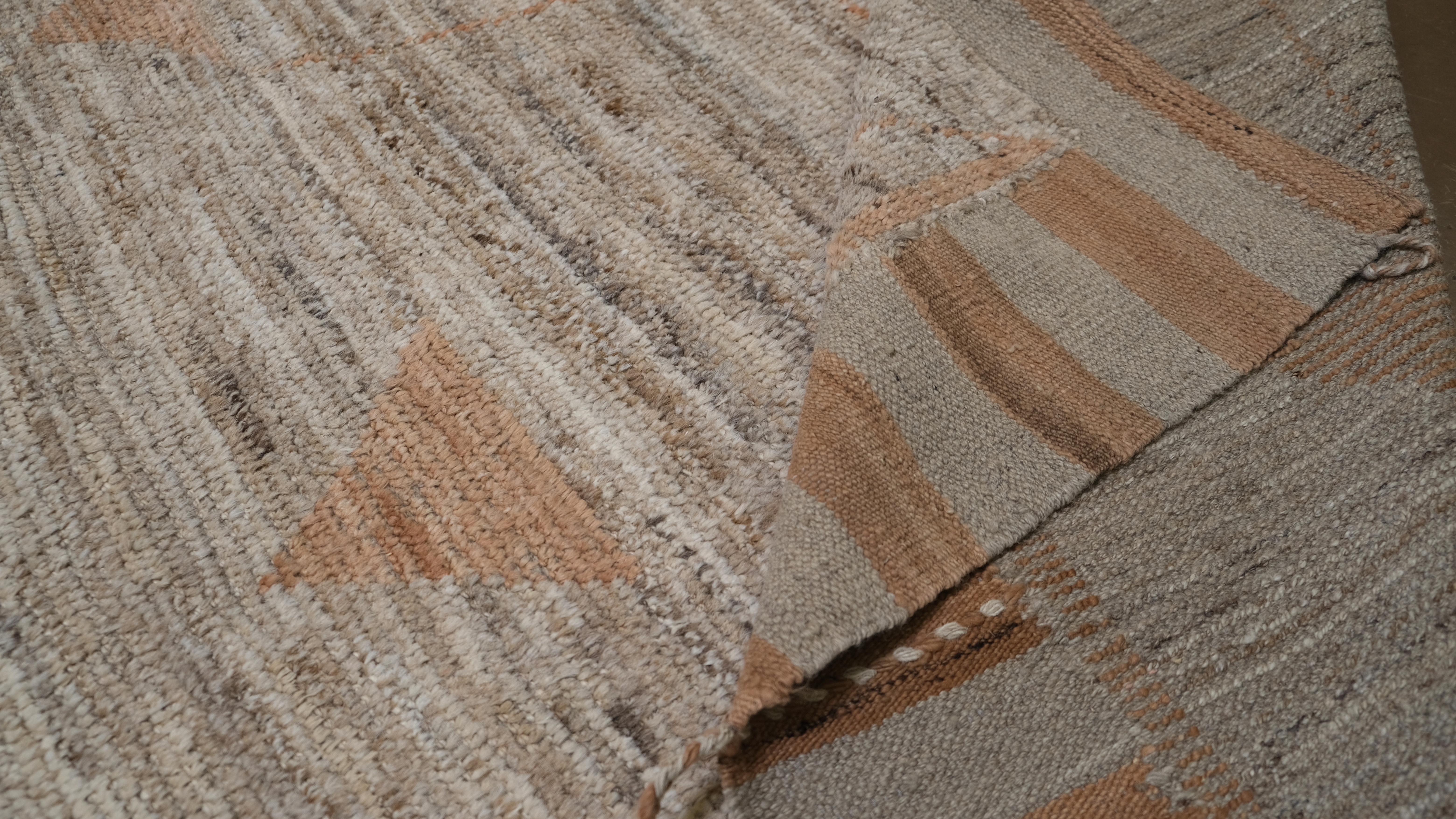 Modern Tribal-inspiriert Geometrisches Muster Erdig Neutral Wollteppich 10'5''x13'6'' (Handgeknüpft) im Angebot