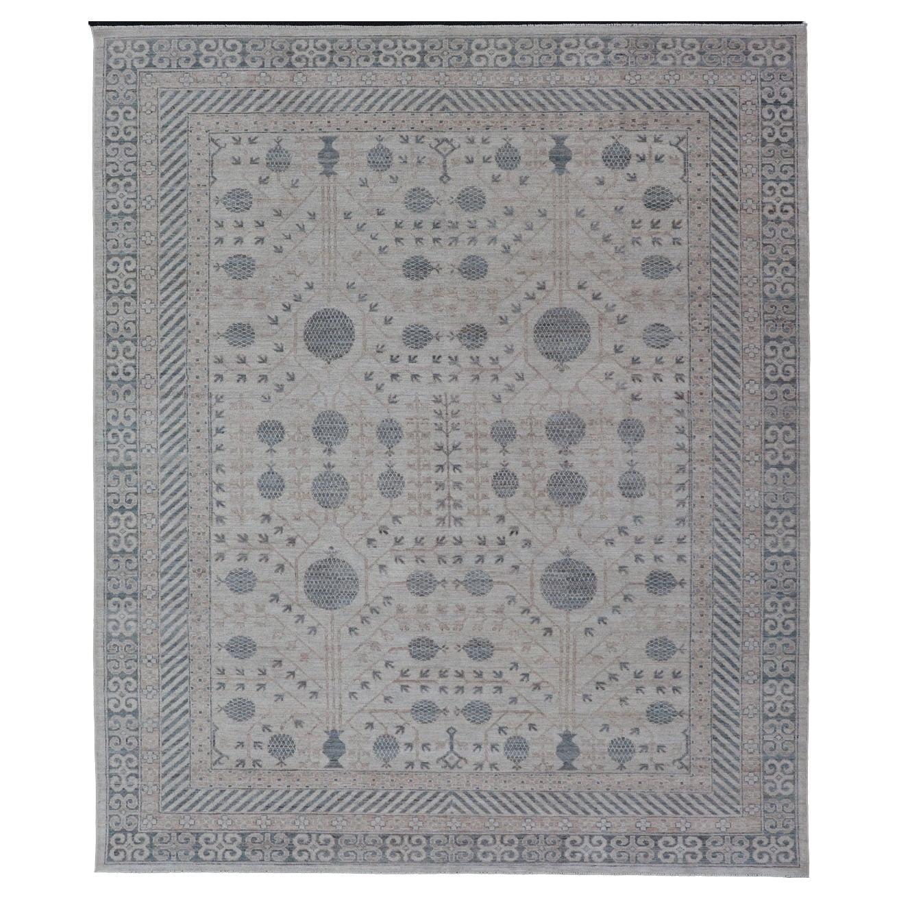 Moderner Khotan-Teppich im modernen Stammesstil in den Farben Creme, Hellbraun und Hellblau