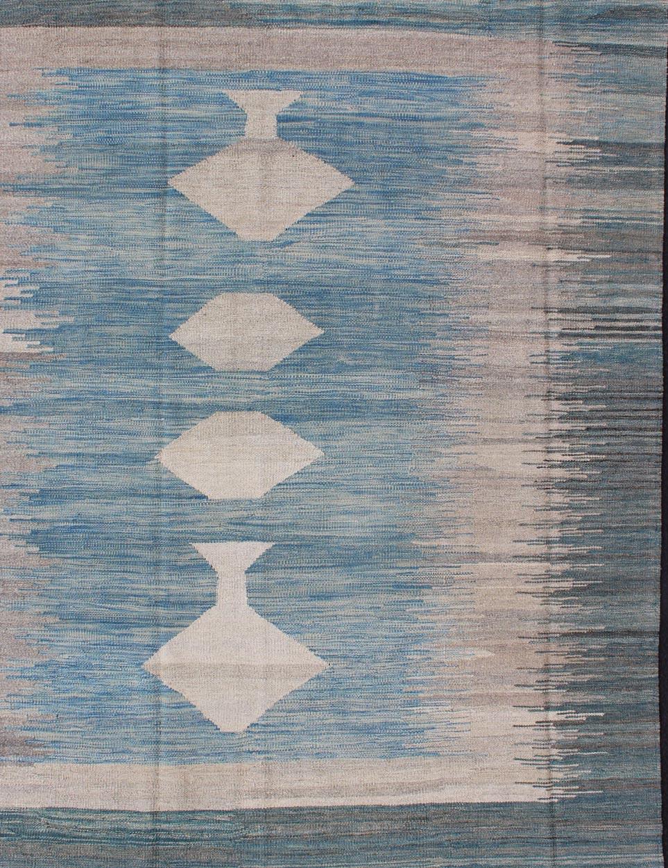 Flachgewebter Kelimteppich mit Rautenmuster in Blau-, Grau- und Grüntönen, Teppich afg-6490, Herkunftsland / Art: Afghanistan / Kelim

Dieses verspielte Stück hat ein Rautenmuster, das eine lässige und leichte Ausstrahlung hat. Dieser in Blau-,