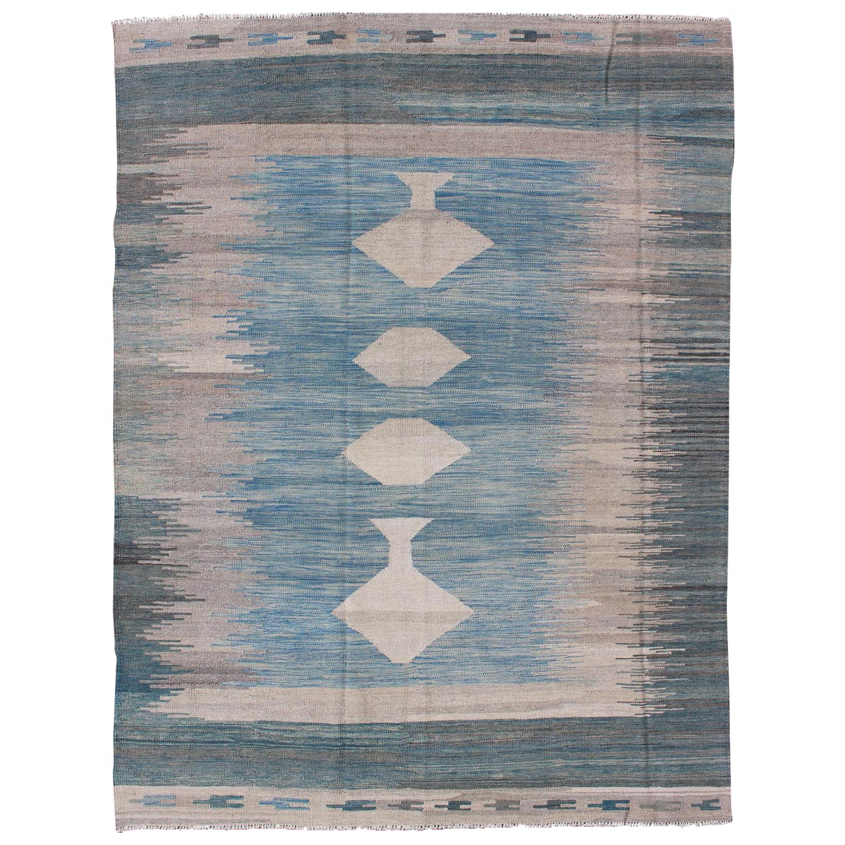 Kilim tribal moderno en tonos azules y grises