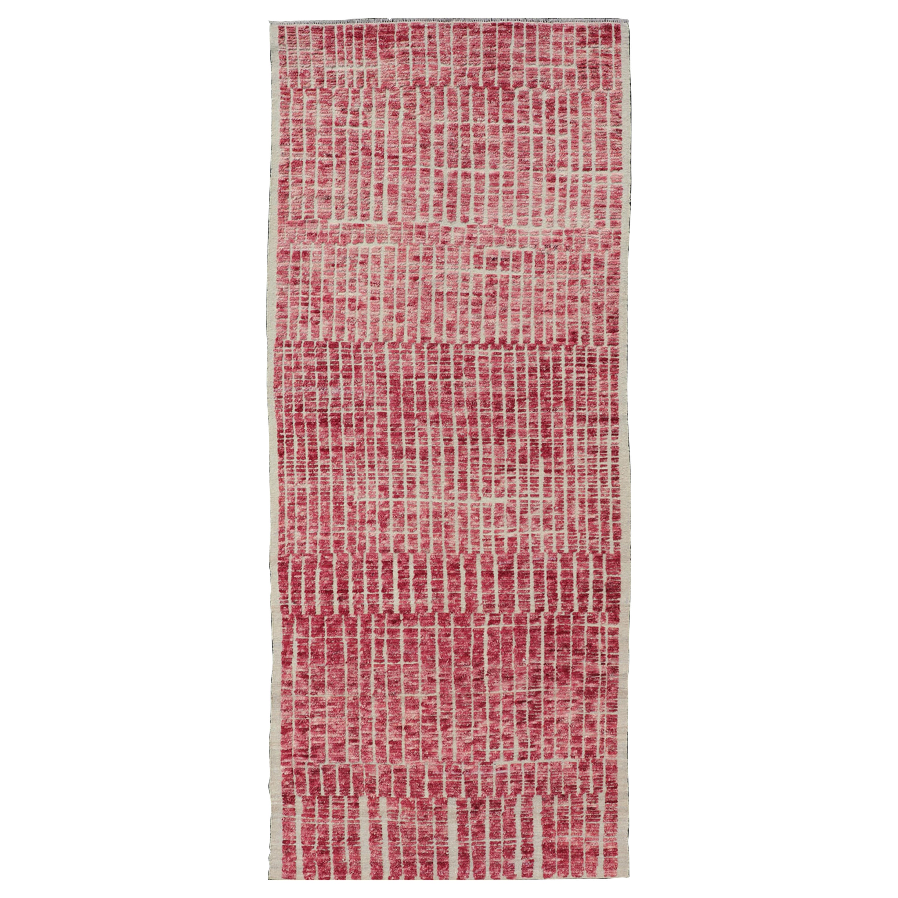 Moderner moderner marokkanischer Stammesteppich mit geometrischem Design in Himbeerrot
