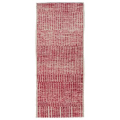 Moderner moderner marokkanischer Stammesteppich mit geometrischem Design in Himbeerrot
