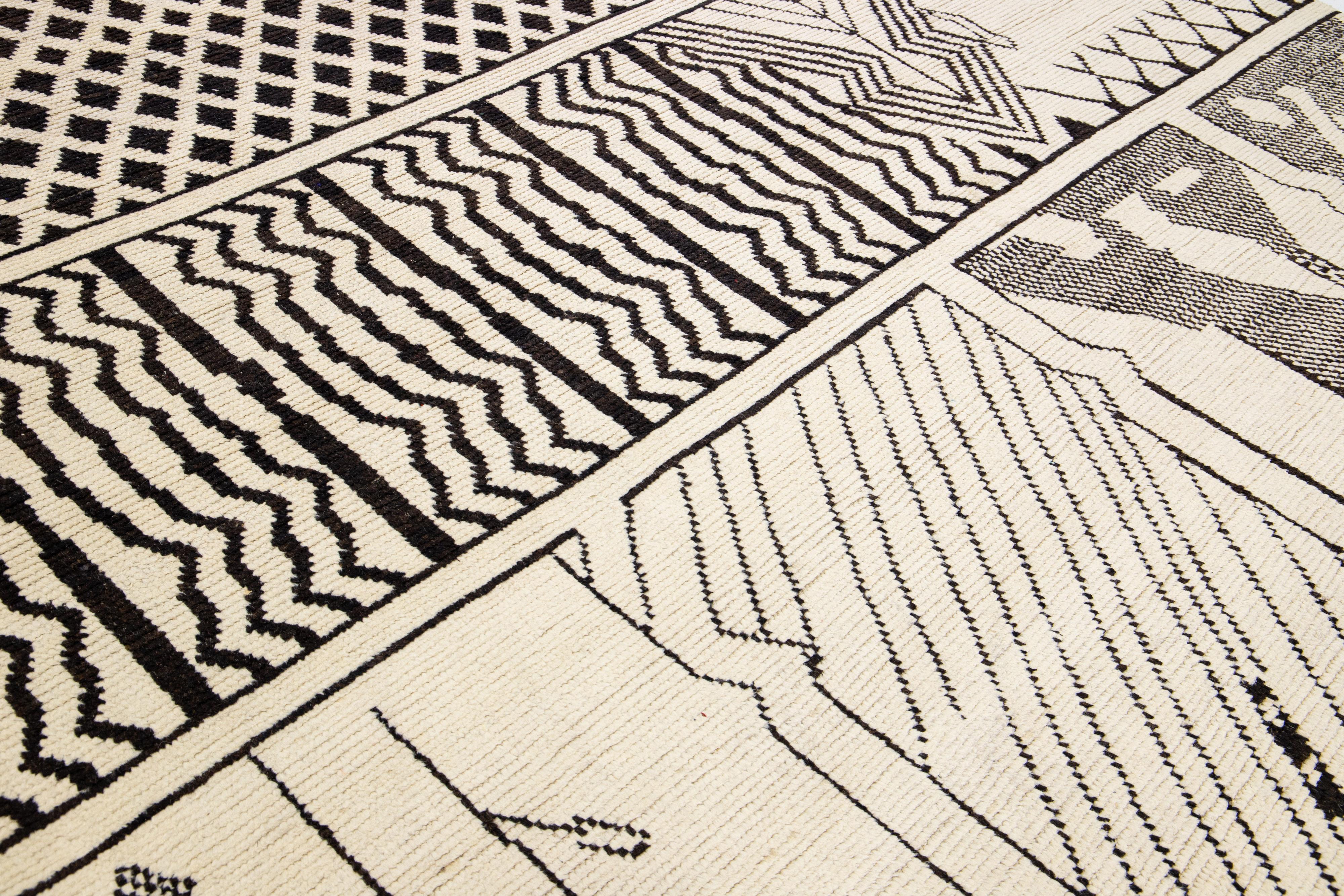 Alfombra moderna de lana beige hecha a mano de estilo tribal marroquí en venta 2