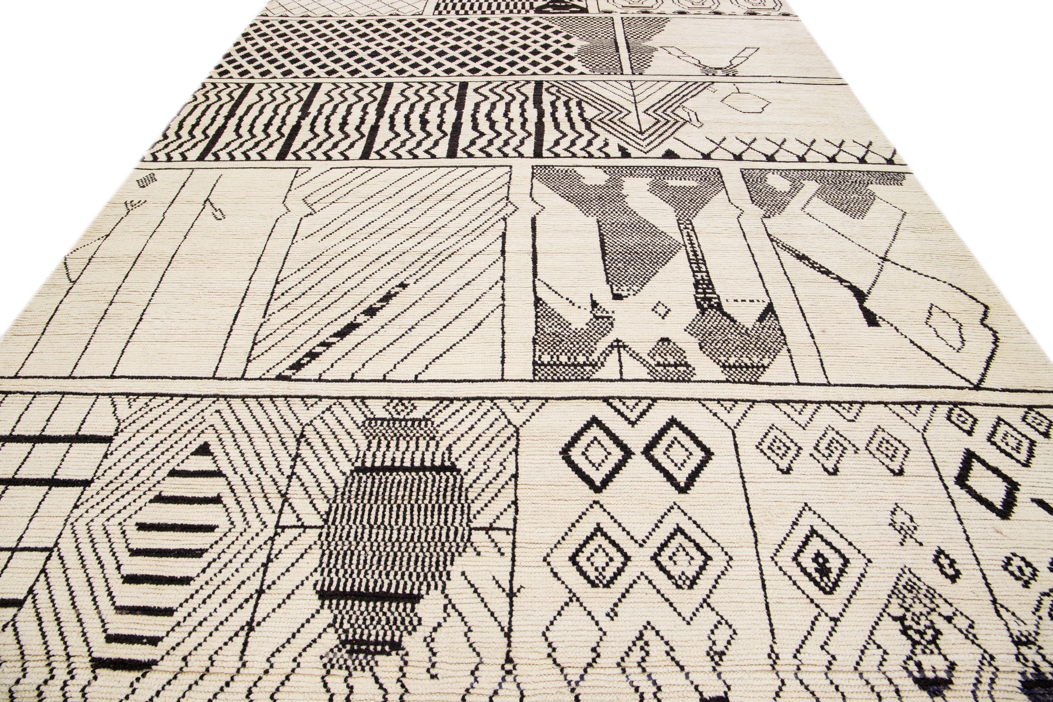 Alfombra moderna de lana beige hecha a mano de estilo tribal marroquí Moderno en venta