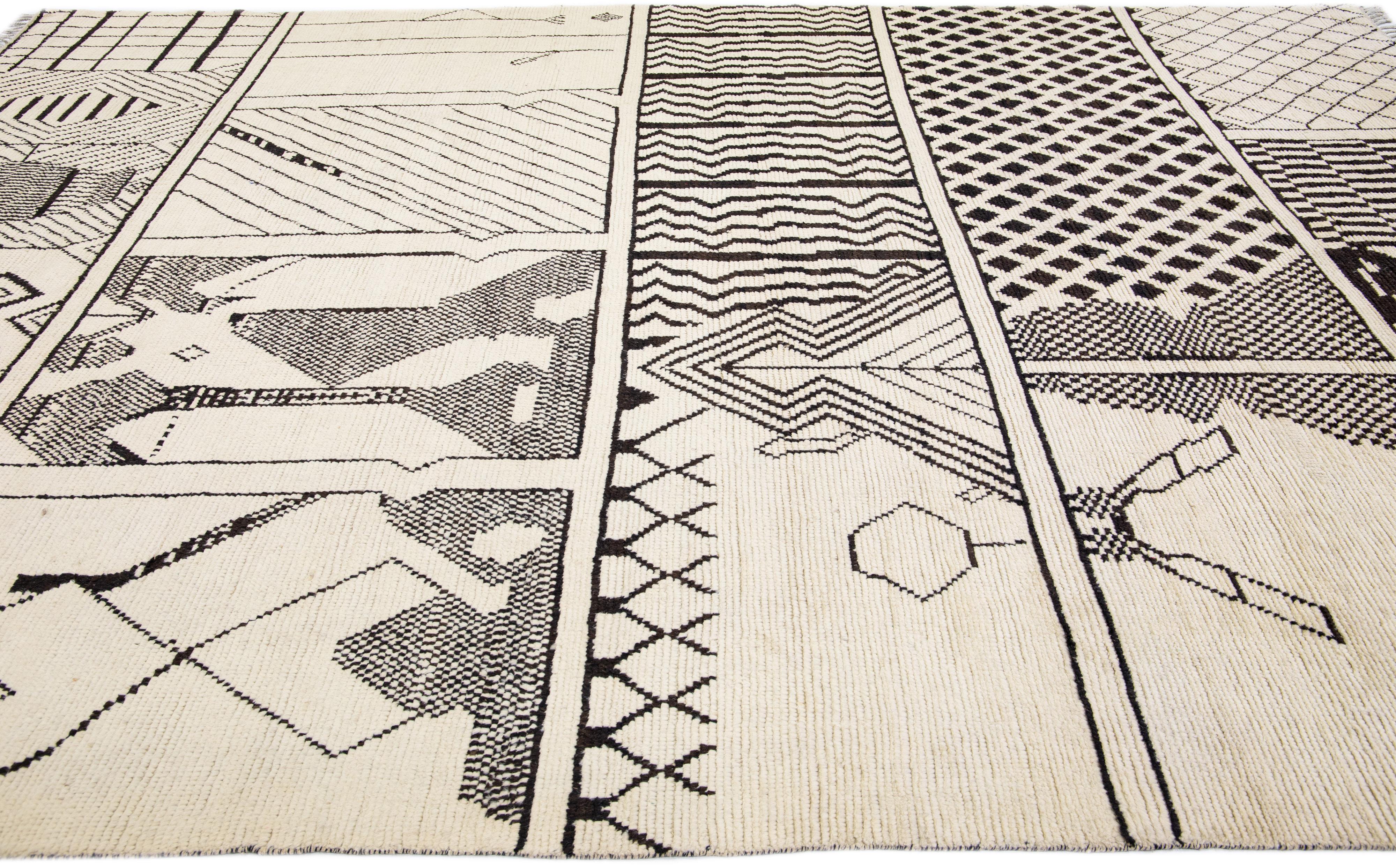 Alfombra moderna de lana beige hecha a mano de estilo tribal marroquí Anudado a mano en venta