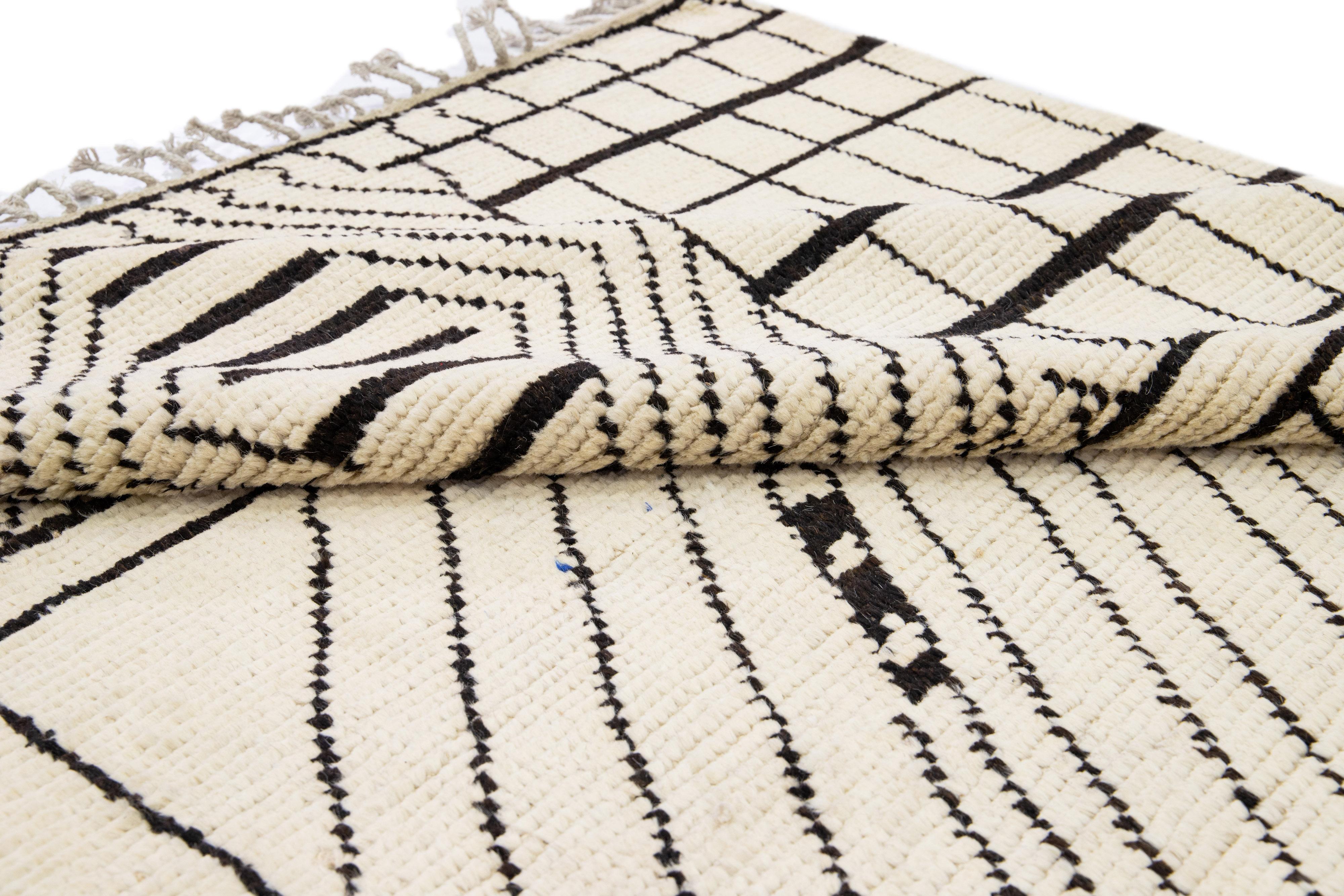 Alfombra moderna de lana beige hecha a mano de estilo tribal marroquí en Nuevo estado para la venta en Norwalk, CT