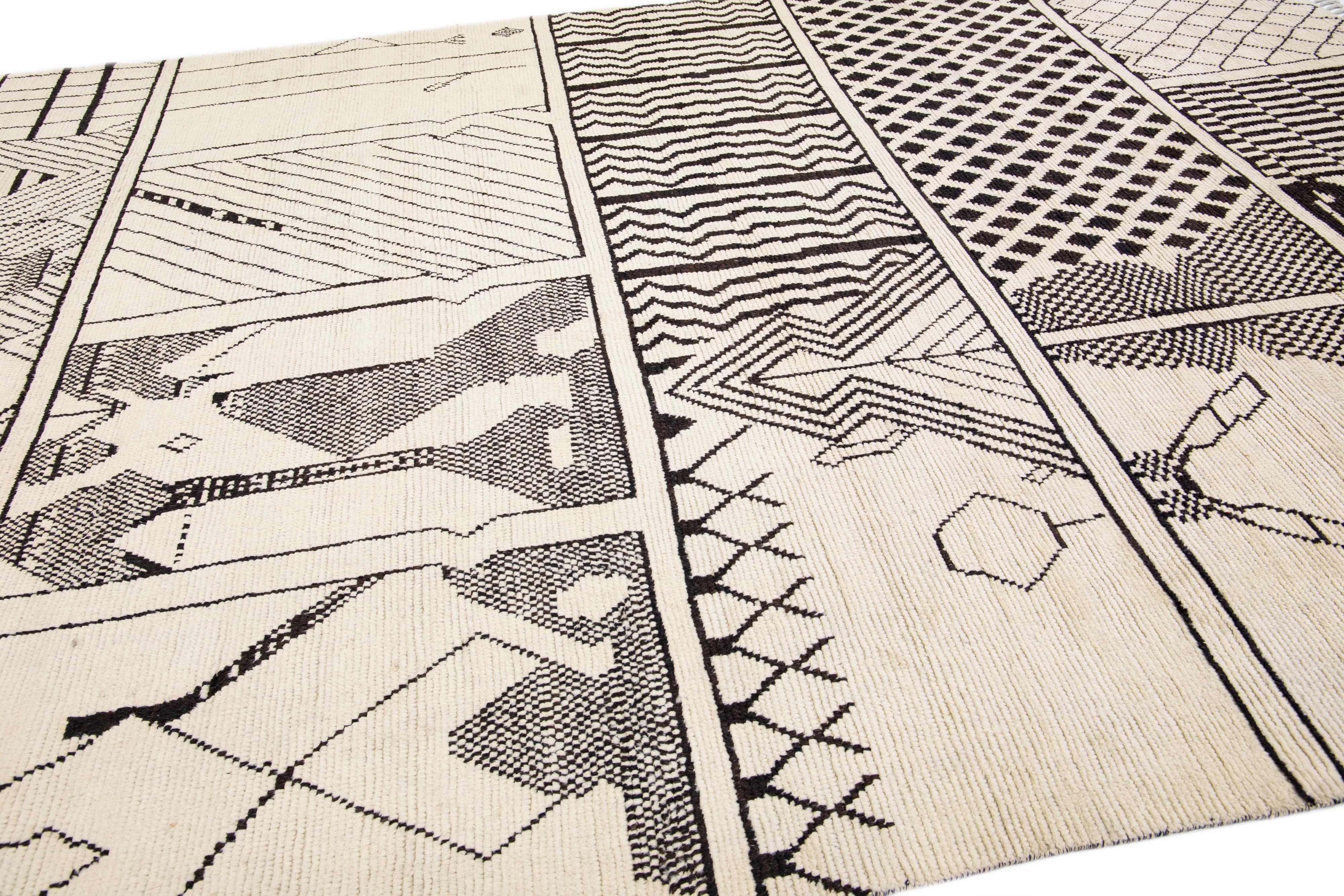 Alfombra moderna de lana beige hecha a mano de estilo tribal marroquí Siglo XXI y contemporáneo en venta