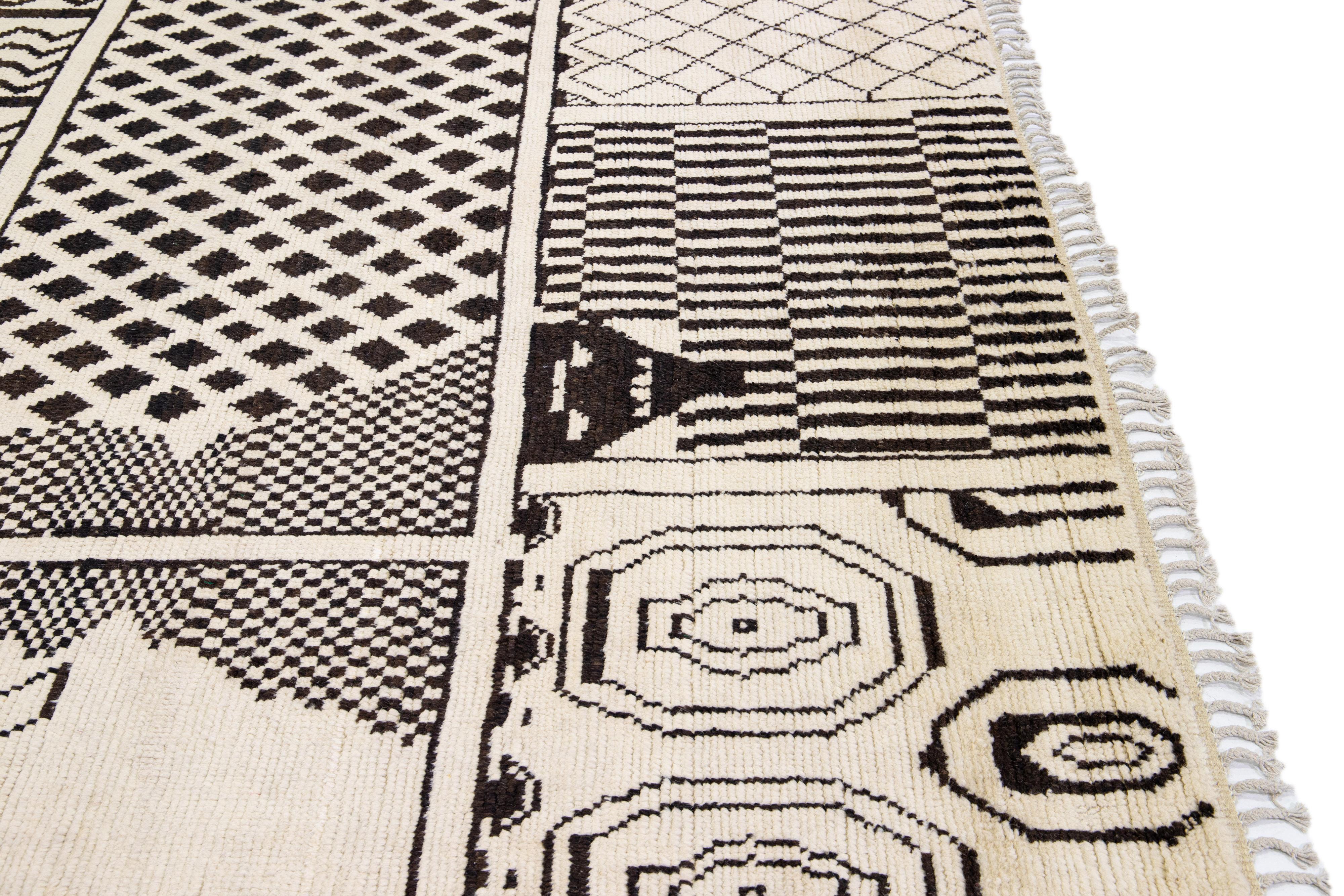Alfombra moderna de lana beige hecha a mano de estilo tribal marroquí en venta 1