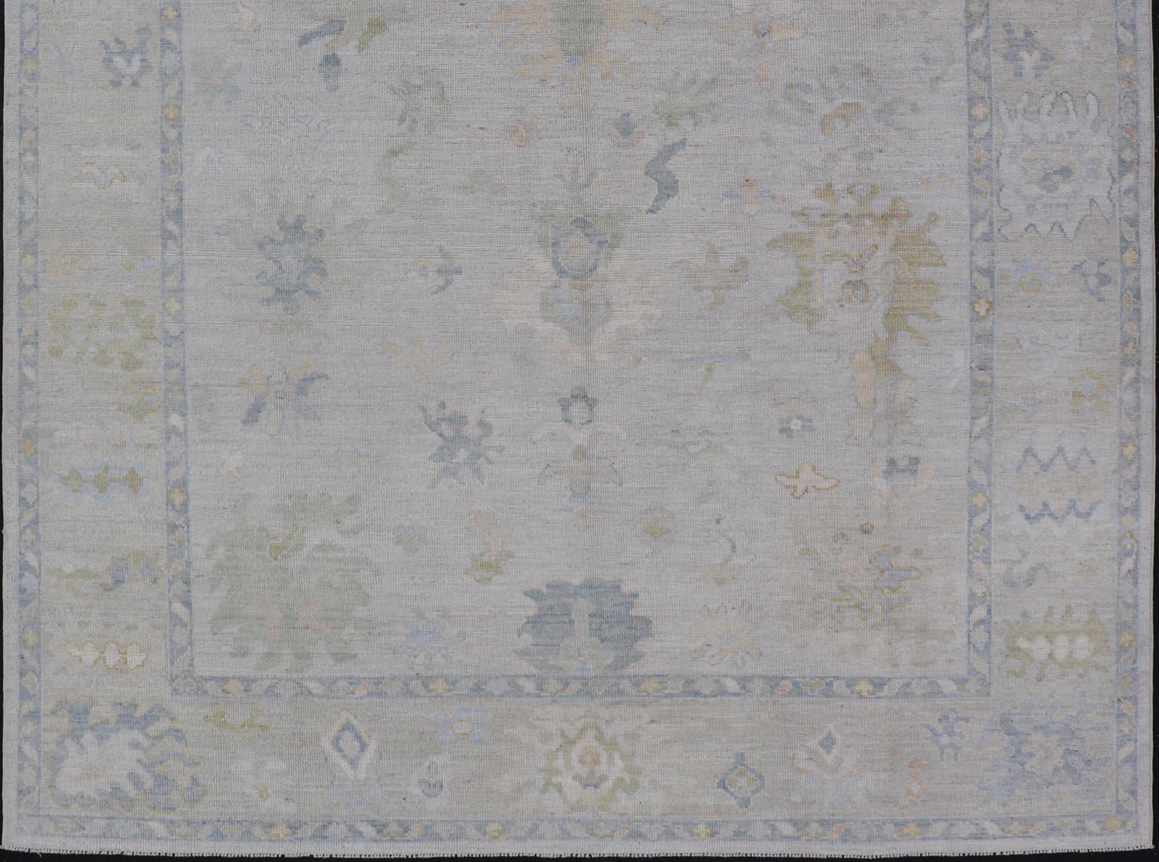 Oushak moderne avec bordure crème et fond gris-bleu clair en vente 3