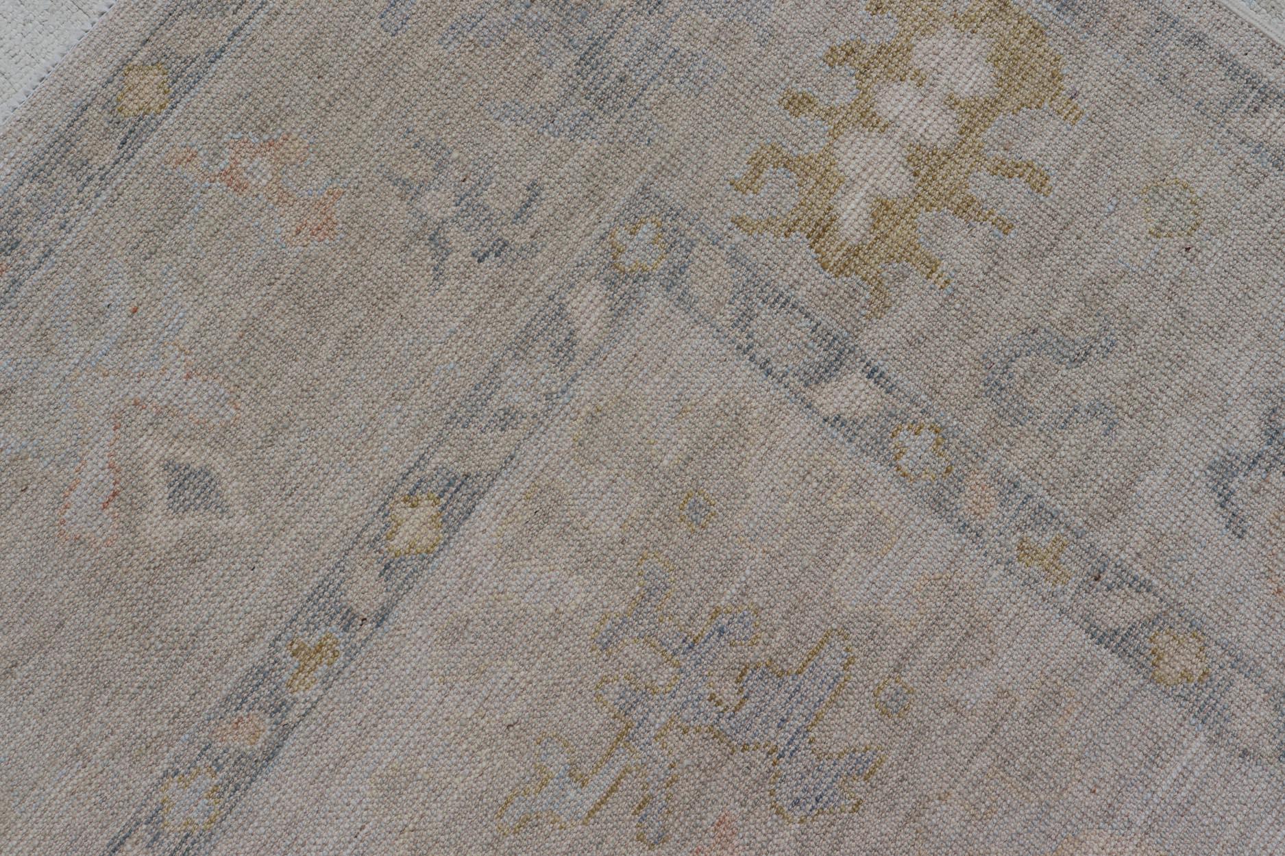 Oushak moderne avec bordure crème et fond gris-bleu clair en vente 4