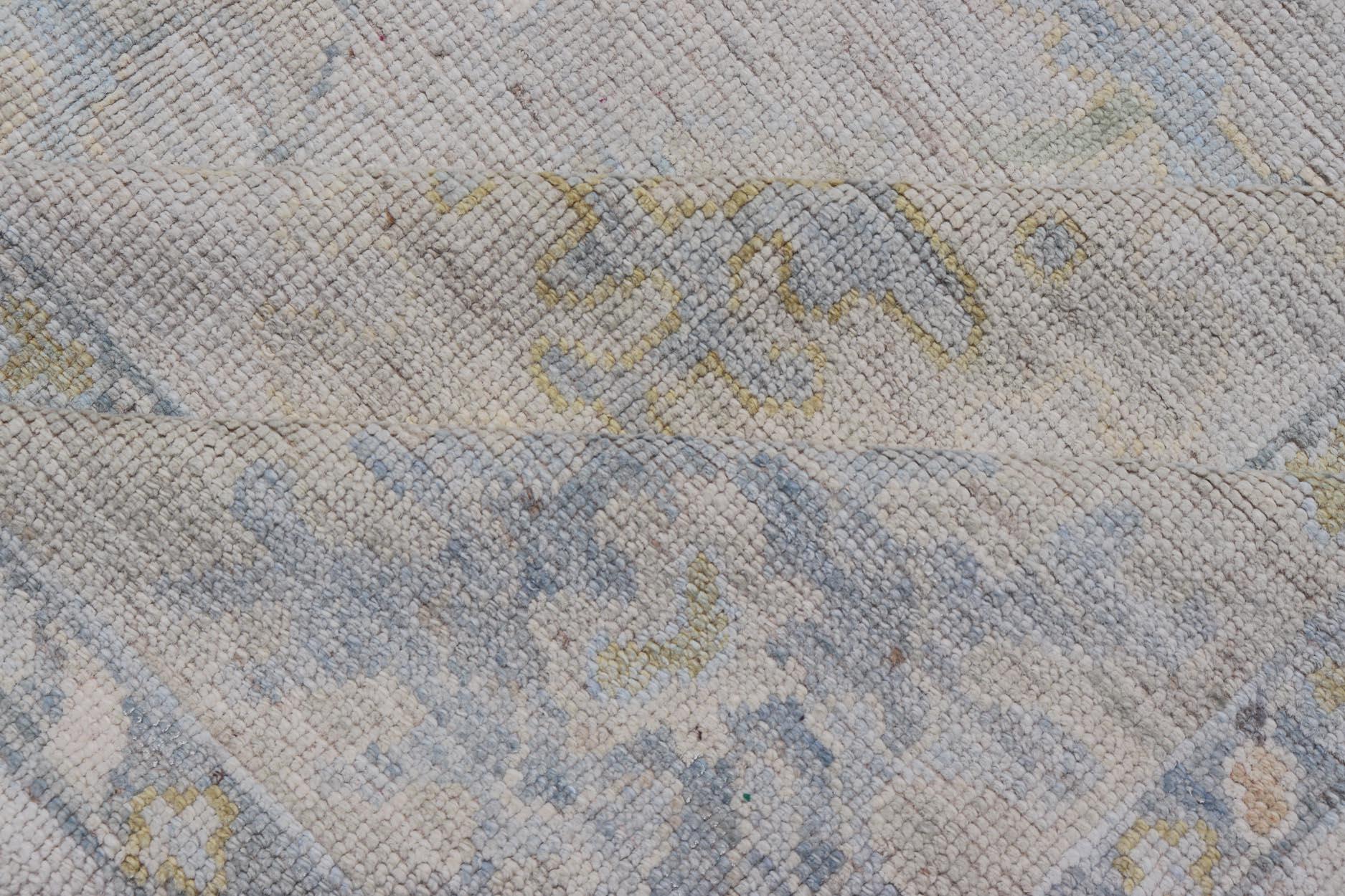 Oushak moderne avec bordure crème et fond gris-bleu clair en vente 5