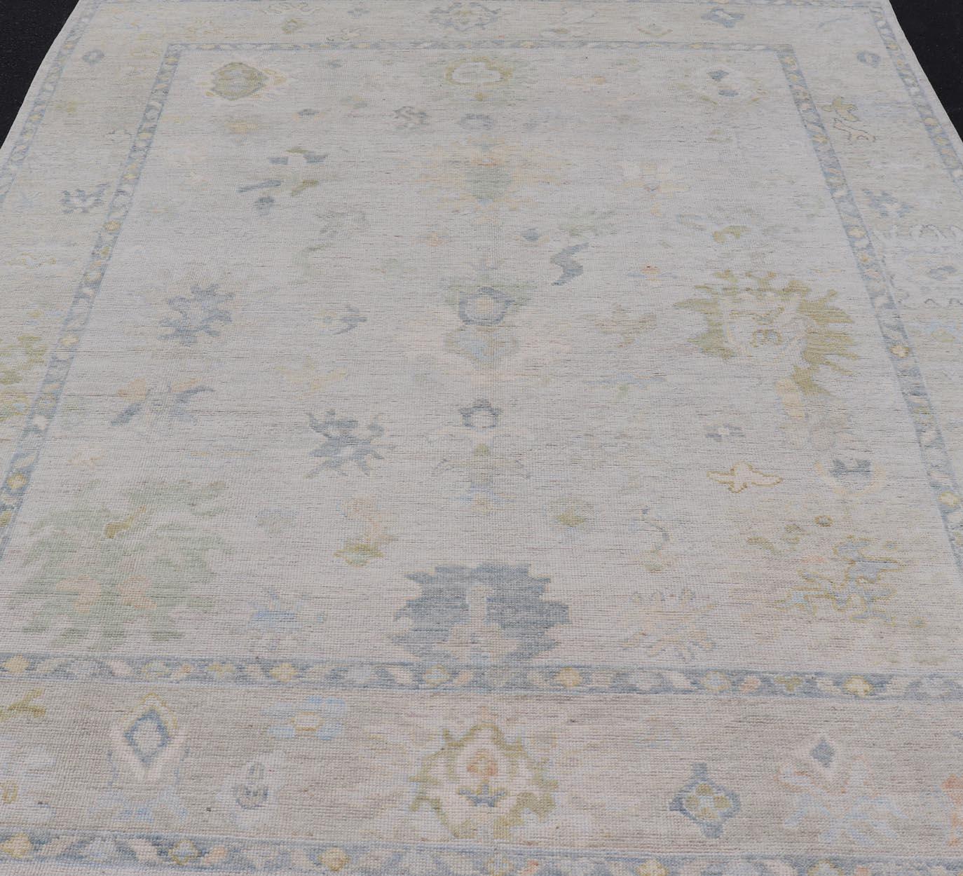 Oushak tribal moderne avec une bordure crème et un fond gris-bleu clair. Pays d'origine : Afghanistan ; Type : Oushak ; Design/One : Médaillon, Médaillon tribal, All-Over ; Keivan Woven Arts : tapis AWR-17501. 
Mesures : 8'0 x 10'0 
 Oushak