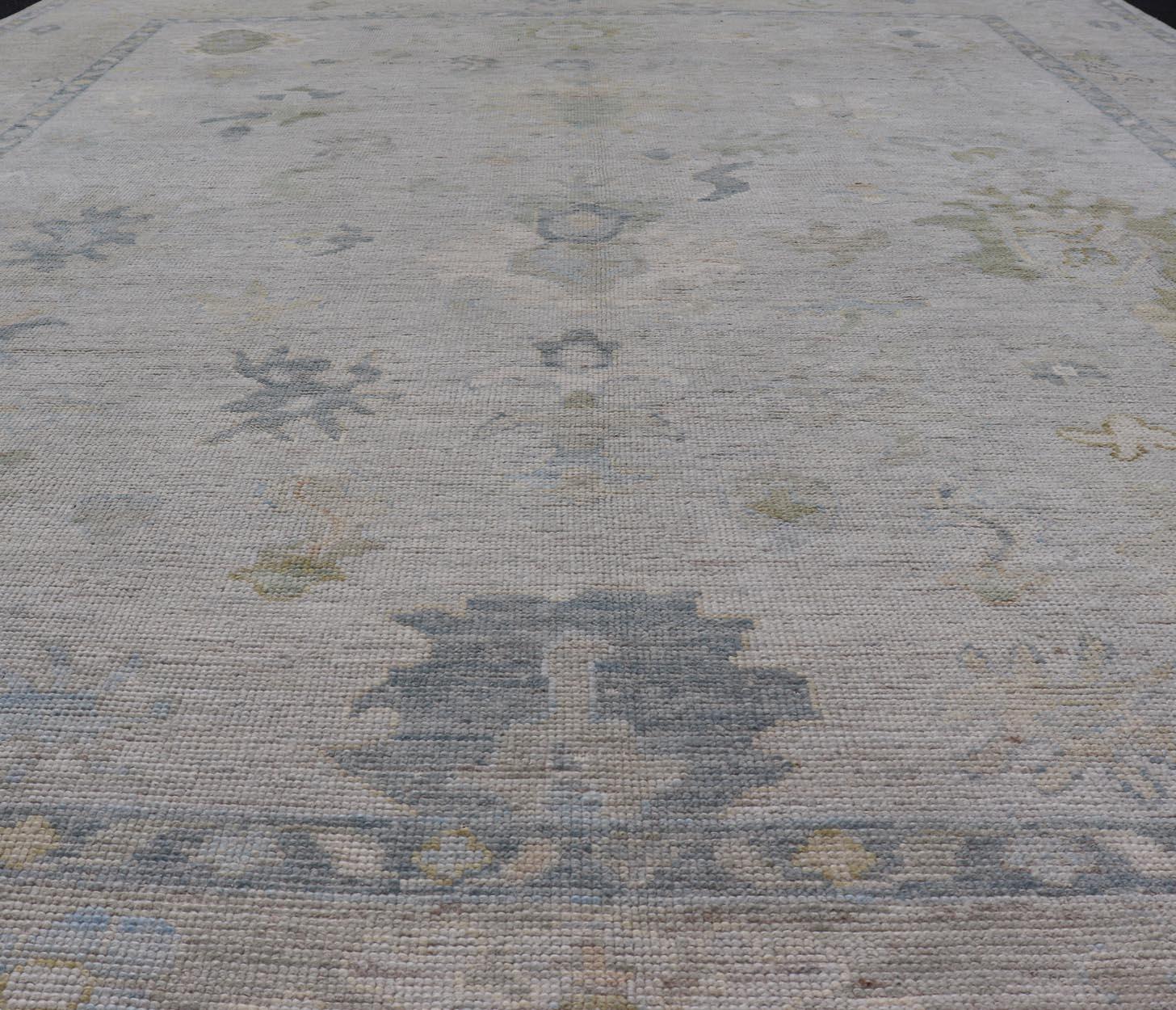 Afghan Oushak moderne avec bordure crème et fond gris-bleu clair en vente