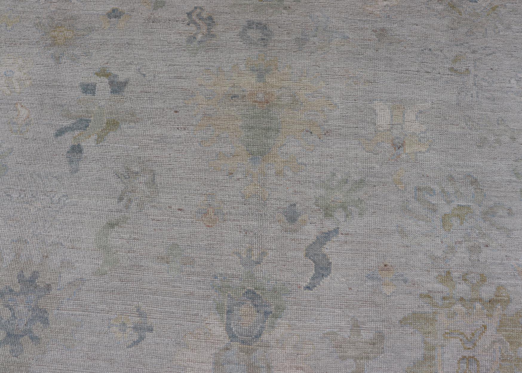 Noué à la main Oushak moderne avec bordure crème et fond gris-bleu clair en vente