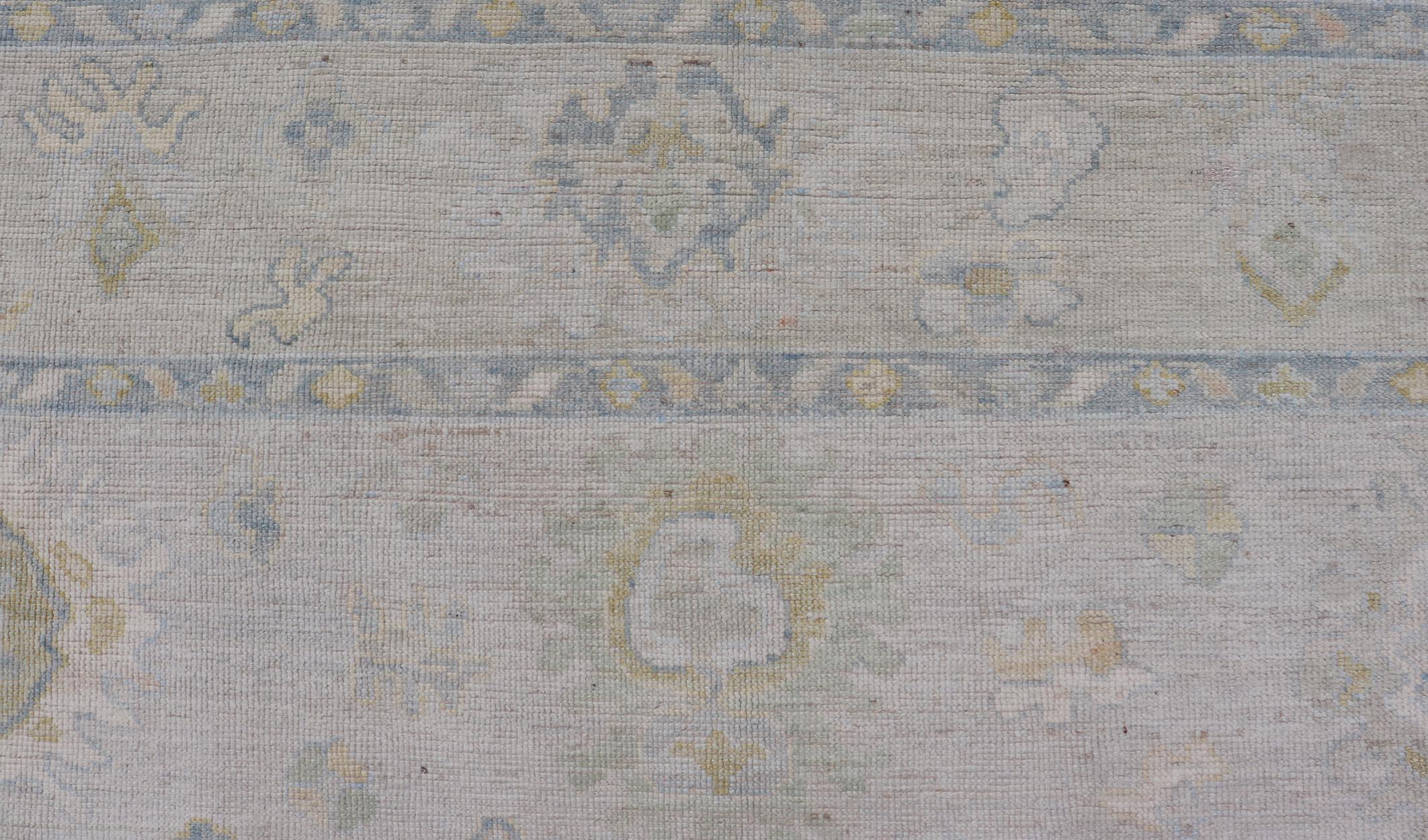 Oushak moderne avec bordure crème et fond gris-bleu clair Excellent état - En vente à Atlanta, GA