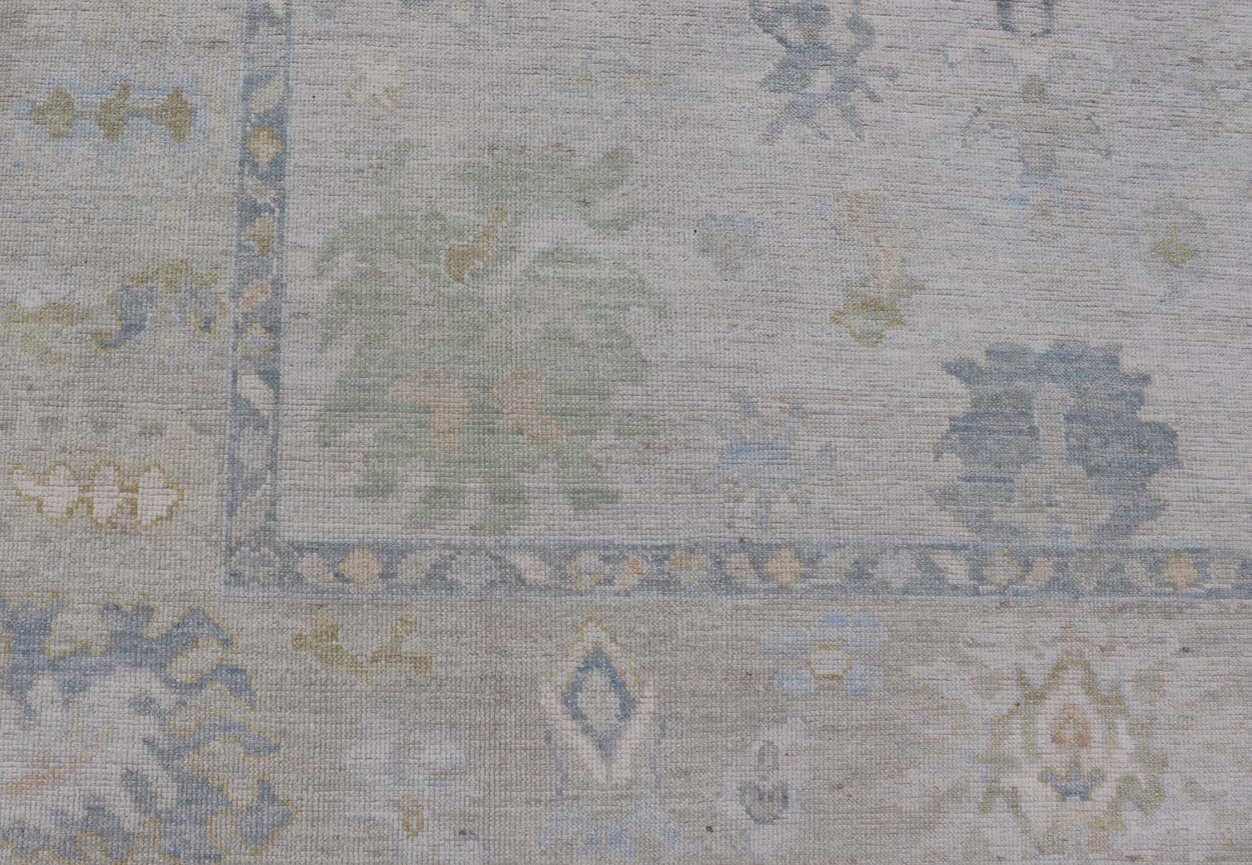 XXIe siècle et contemporain Oushak moderne avec bordure crème et fond gris-bleu clair en vente