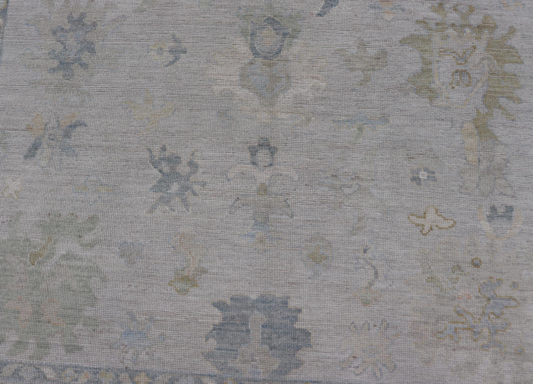 Laine Oushak moderne avec bordure crème et fond gris-bleu clair en vente