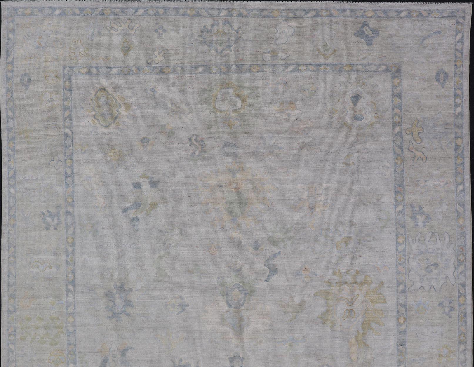 Oushak moderne avec bordure crème et fond gris-bleu clair en vente 1