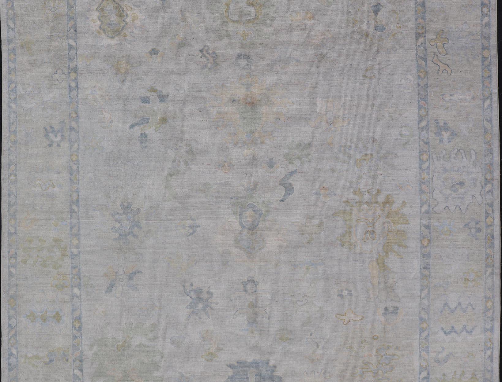 Oushak moderne avec bordure crème et fond gris-bleu clair en vente 2