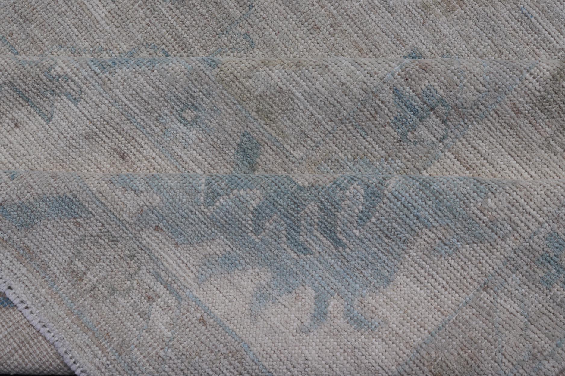 Oushak tribale moderno con sfondo grigio-argento chiaro e bordo crema in vendita 4