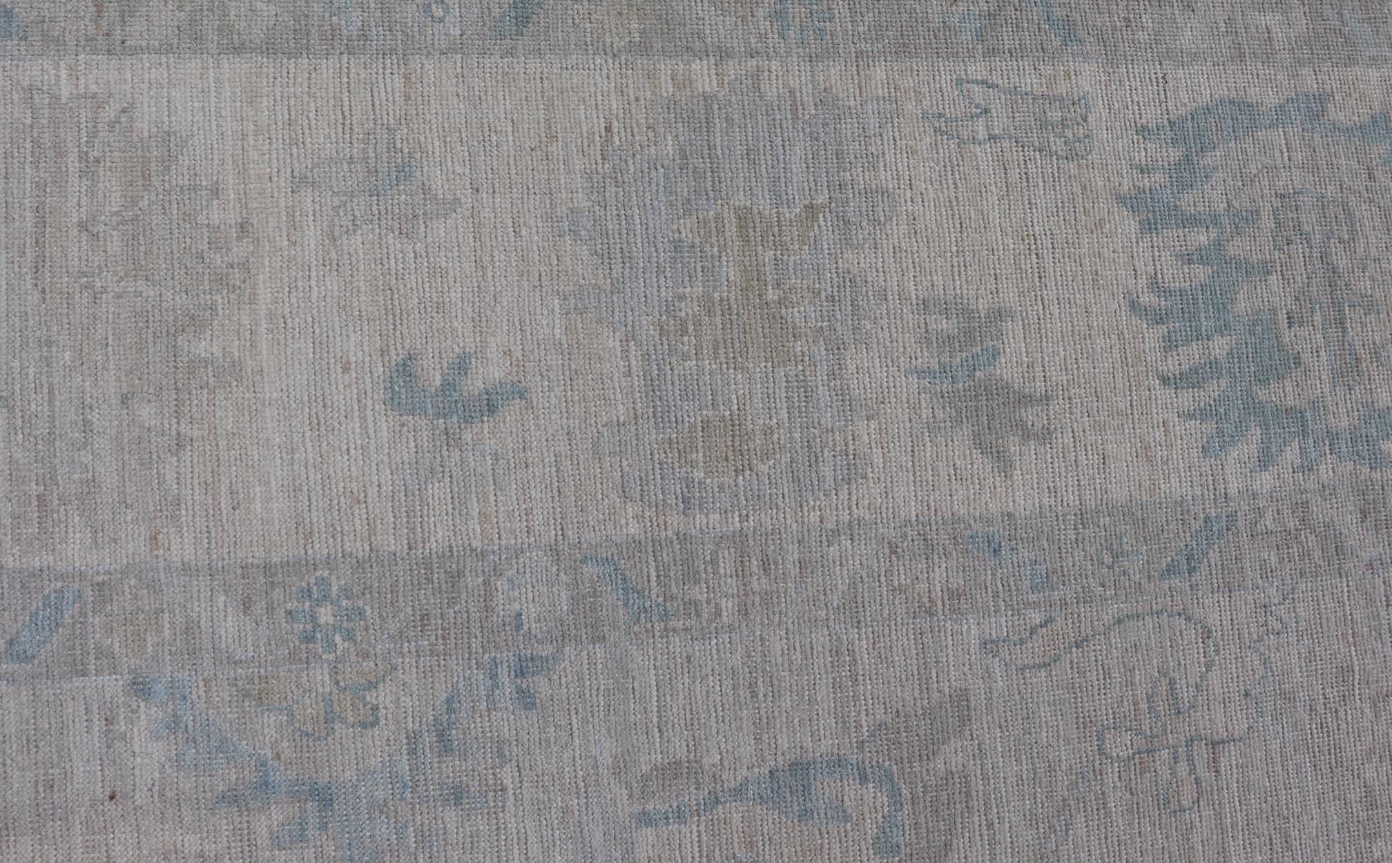 Annodato a mano Oushak tribale moderno con sfondo grigio-argento chiaro e bordo crema in vendita