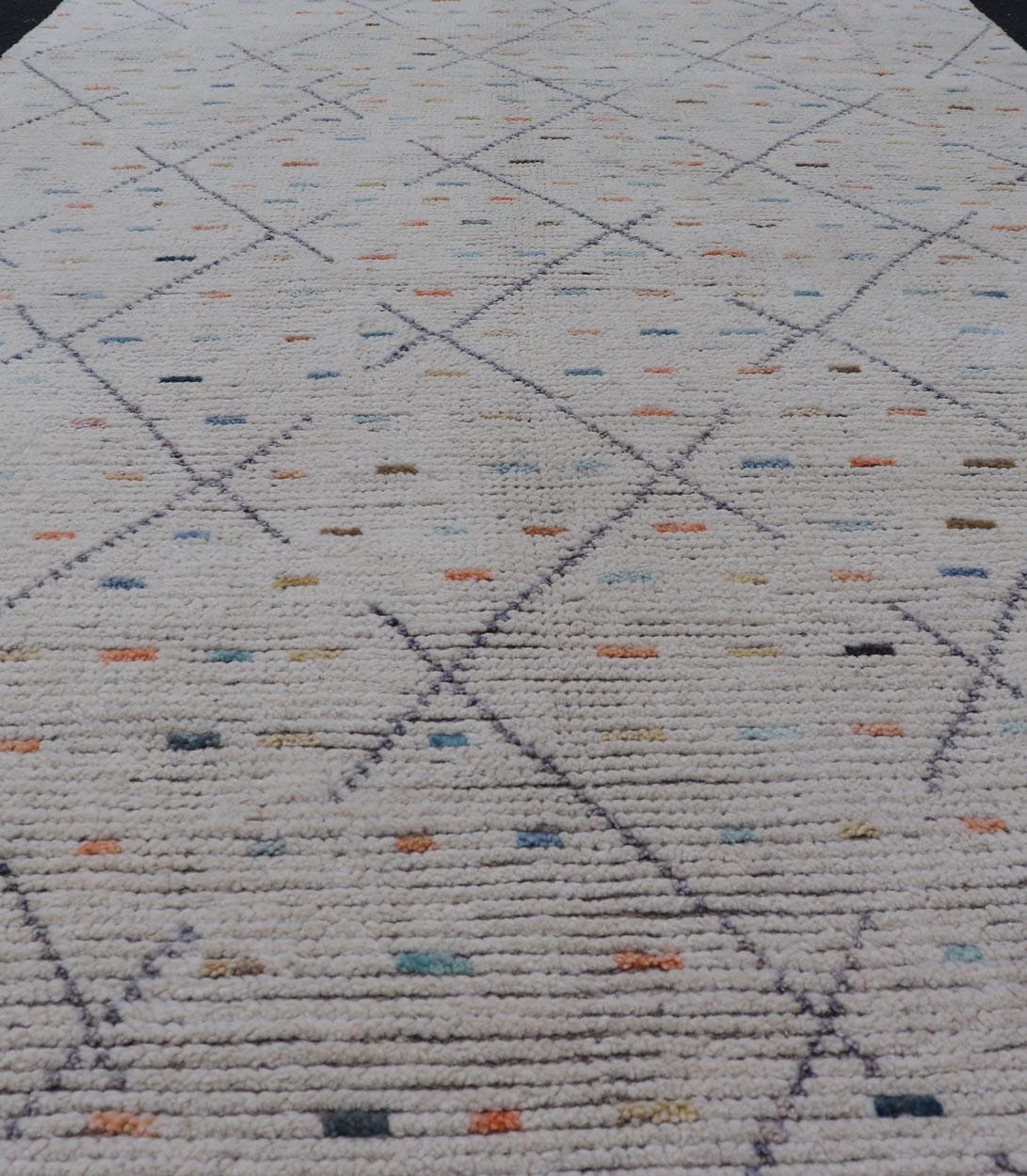 Moderner Stammesteppich aus Wolle mit subgeometrischem Design von Keivan Woven Arts.  Teppich MSE-12905, Keivan Woven Arts / Herkunftsland / Art: Afghanistan / Modern Casual, etwa Anfang des 21. Jahrhunderts.
Maße: 4'11 x 8'7 
Dieser moderne,