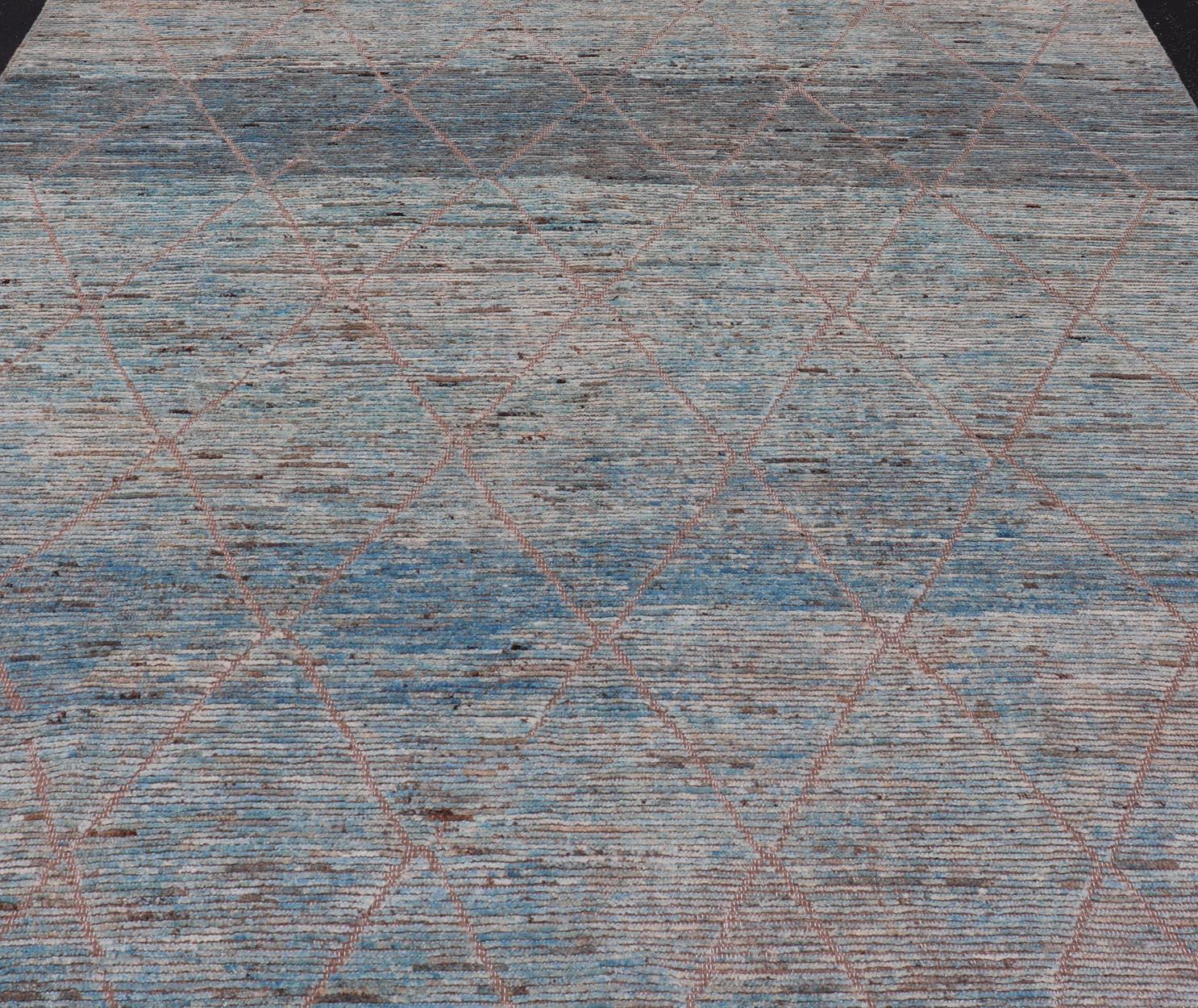 Moderner Tribal-Teppich aus Wolle mit subgeometrischem Design in Blau, Tan und Elfenbein. Keivan Woven Arts / Teppich SNK-2369, Herkunftsland / Art: Afghanistan / Modern Casual, etwa Anfang des 21. Jahrhunderts.
Maße: 9'4 x 11'4 
Dieser moderne,