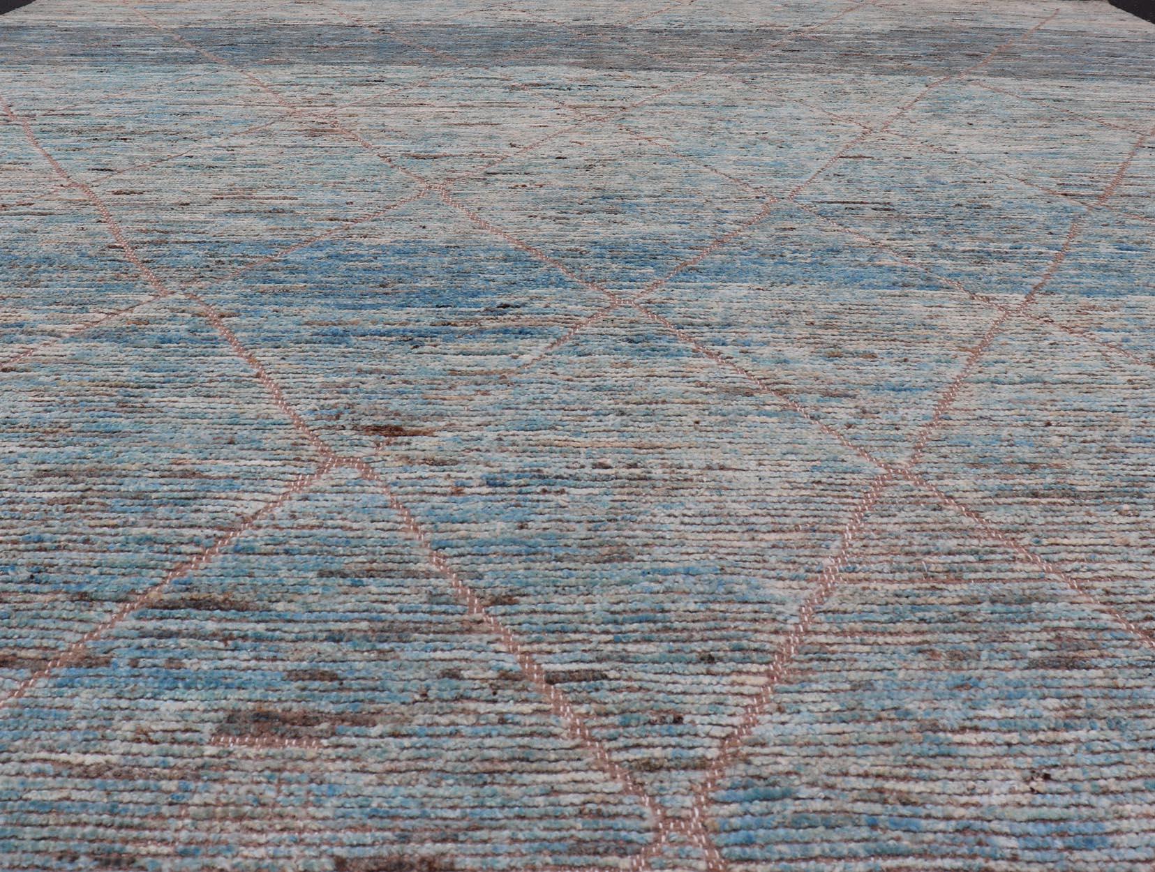 Moderner Stammesteppich aus Wolle mit subgeometrischem Design in Blau, Tan und Elfenbein (Afghanisch) im Angebot