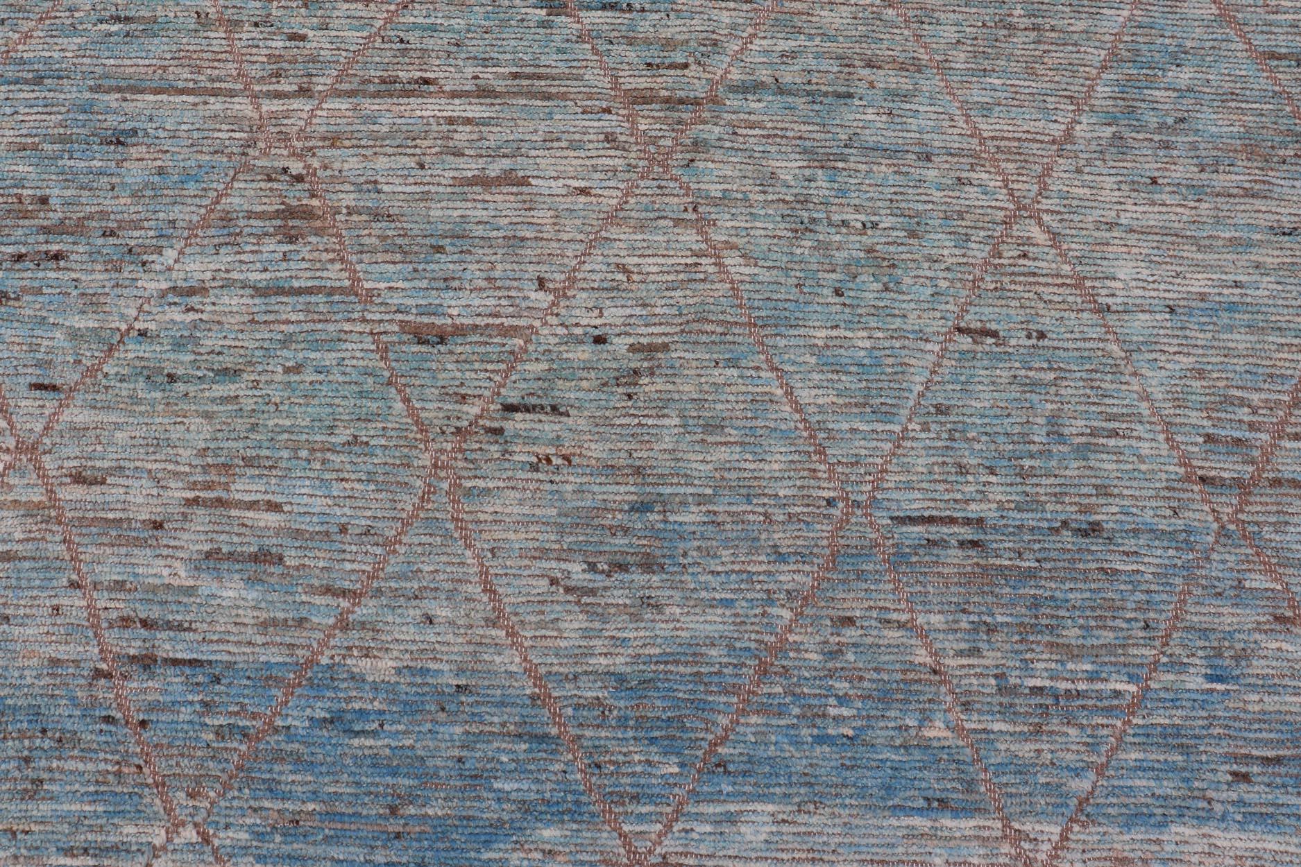 Moderner Stammesteppich aus Wolle mit subgeometrischem Design in Blau, Tan und Elfenbein (Handgeknüpft) im Angebot