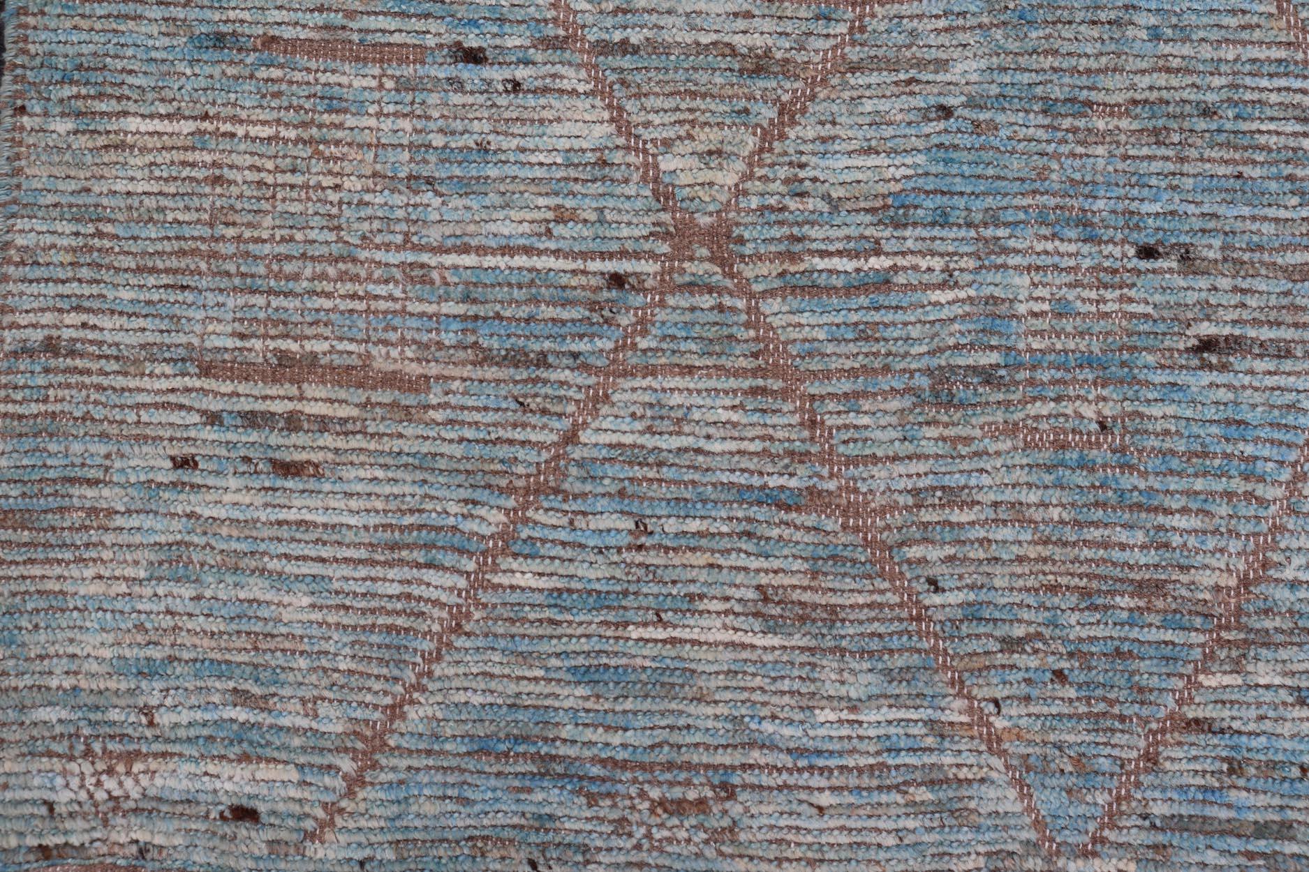 Moderner Stammesteppich aus Wolle mit subgeometrischem Design in Blau, Tan und Elfenbein im Angebot 1